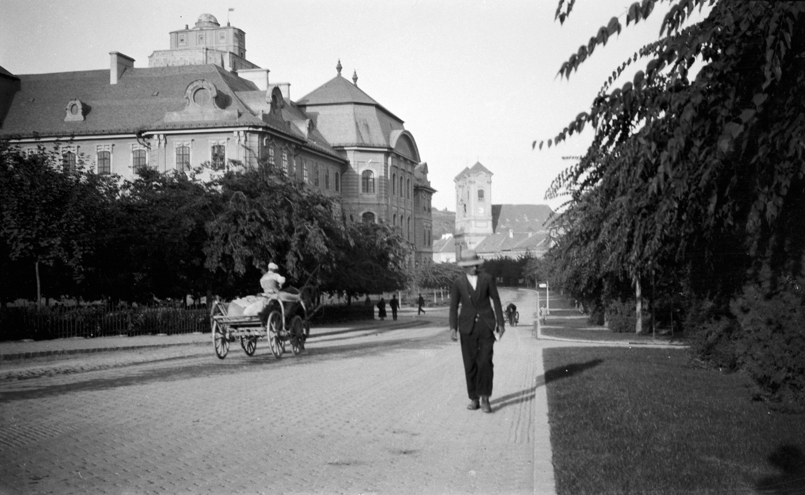 Hungary, Eger, Eszterházy tér, balra a Líceum. Szemben a Kossuth Lajos utca, távolabb a Ferences templom., 1930, Szemere Ákos, Fortepan #211778