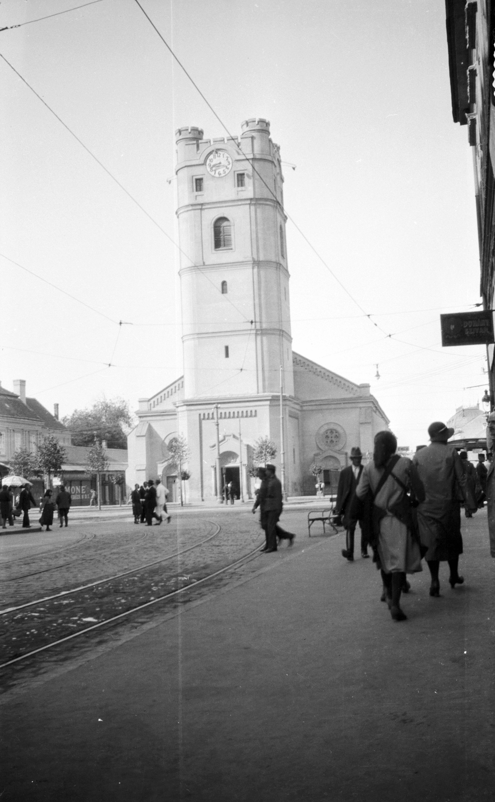 Magyarország, Debrecen, Kossuth utca a Piac utca (Ferenc József út) felé nézve, szemben a református Kistemplom (Csonkatemplom)., 1930, Szemere Ákos, templom, járókelő, Fortepan #211779