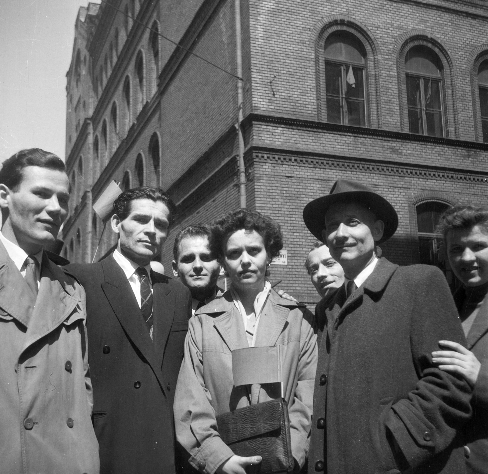 Hungary, Budapest VII., a felvétel a Kertész utca - Wesselényi utca kereszteződésében készült. A május 1-i felvonulás résztvevői mögött az egykori izraelita polgári leányiskola (később Wesselényi Utcai Bölcsőde, Óvoda, Általános Iskola, Gimnázium és Szakiskola) épülete., 1959, Szlávy Adrienne, Budapest, tableau, bag, Fortepan #211796