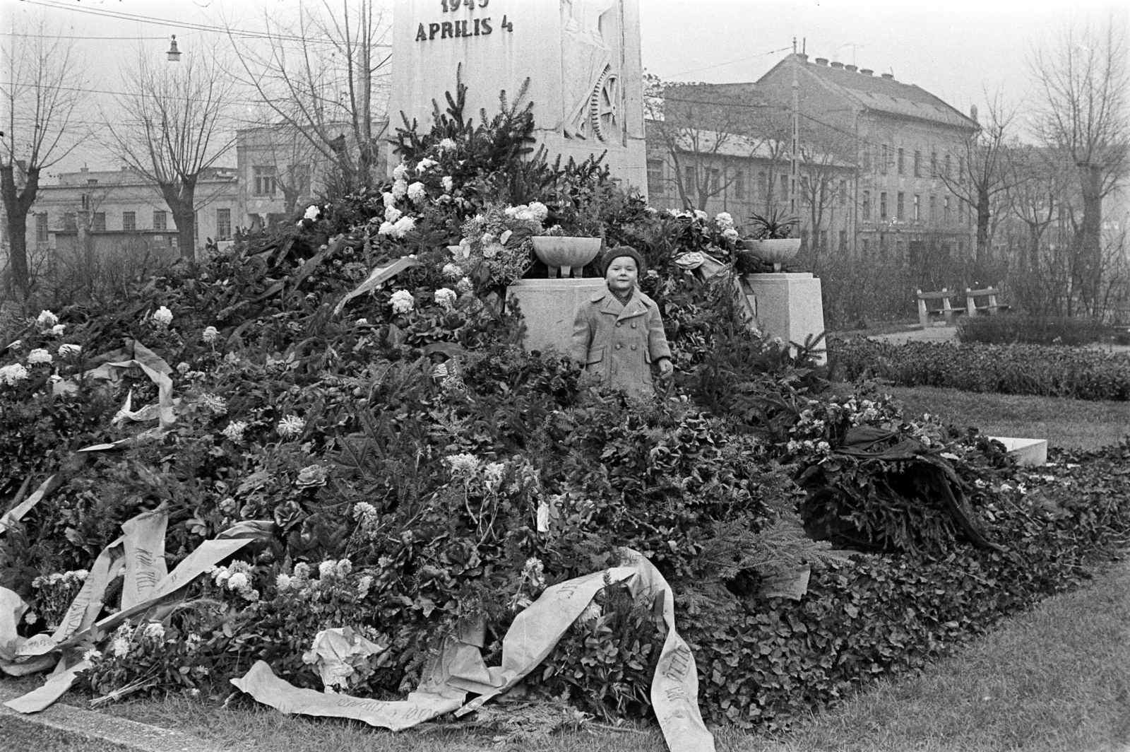 Hungary, Budapest XIII., Béke tér, Szovjet emlékmű (Mayer /Meyer/ Sándor)., 1958, Szolnoki Béla, Budapest, kid, wreath, double-breasted coat, Fortepan #211819