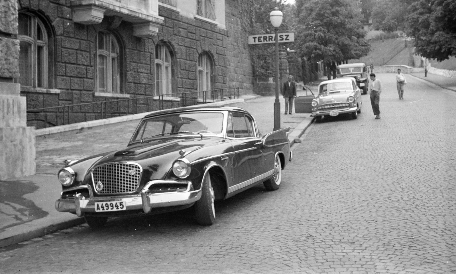 Hungary, Budapest XI., Kelenhegyi út, a felvétel a Gellért Szálló előtt, a fürdő bejáratánál készült., 1958, Szolnoki Béla, Studebaker-brand, Budapest, number plate, Fortepan #211823