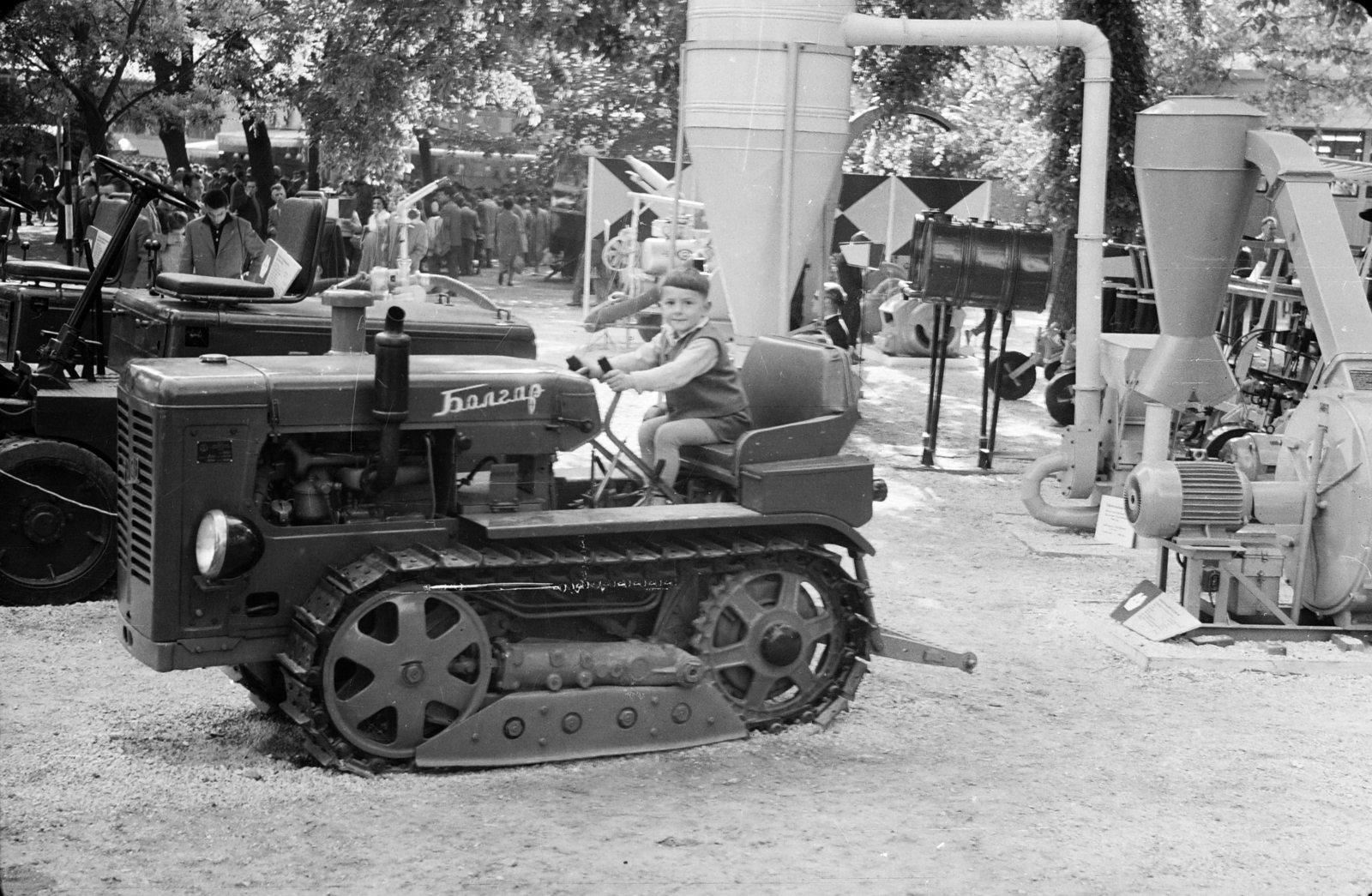 1958, Szolnoki Béla, tractor, track, kid, Fortepan #211828