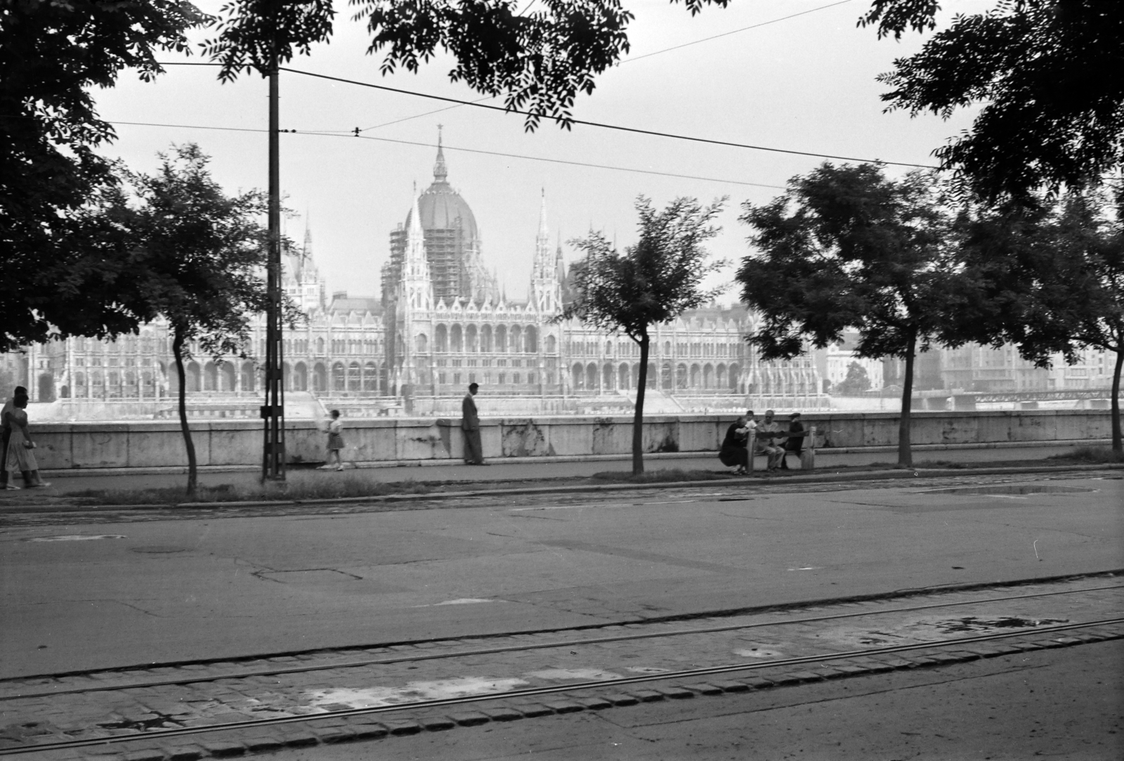 Hungary, Budapest II.,Budapest V., Bem rakpart, szemben a Parlament, jobbra a Kossuth híd., 1958, Szolnoki Béla, Budapest, scaffolding, rails, Fortepan #211829