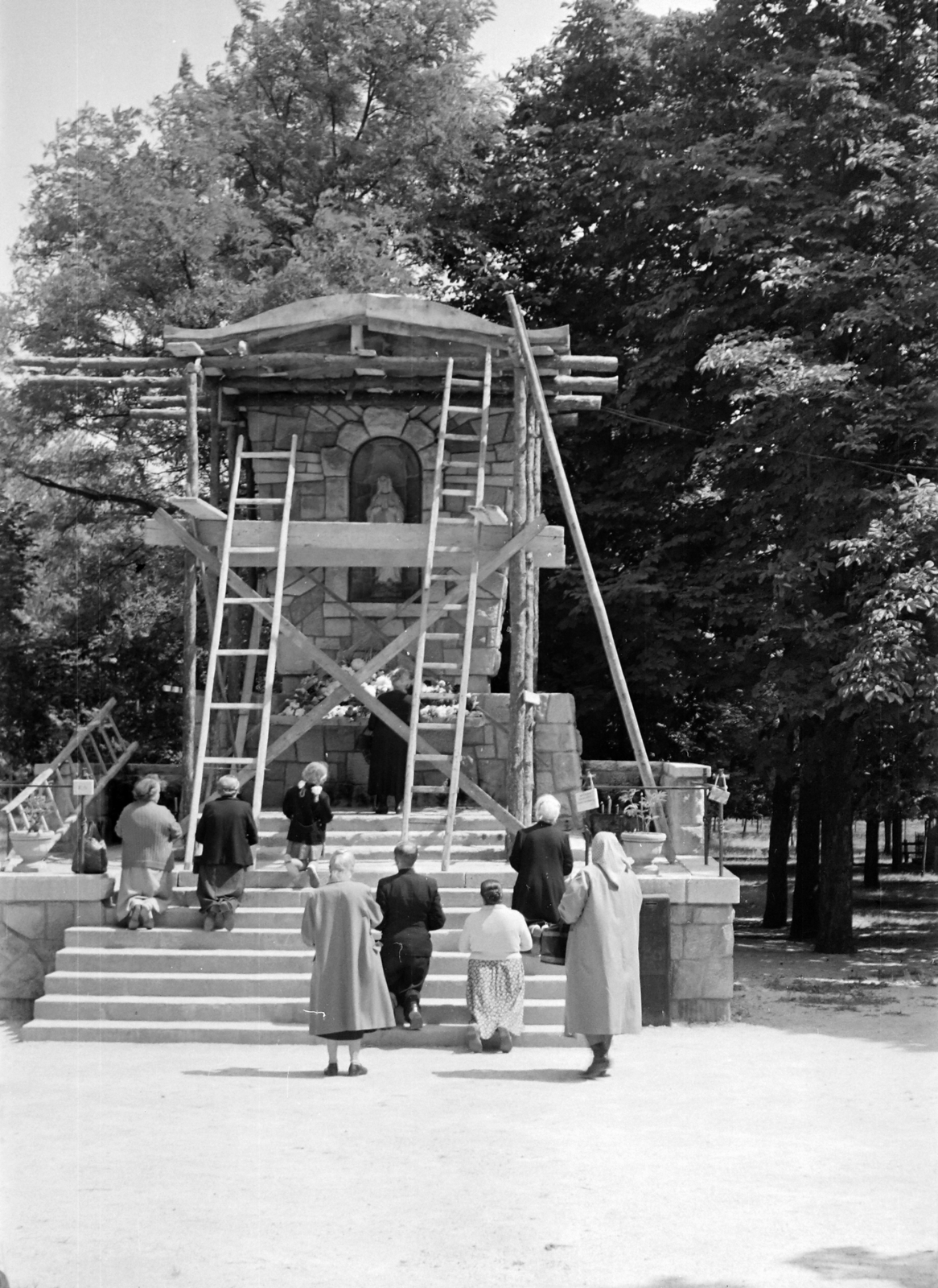 Magyarország, Budapest II., Máriaremete, szabadtéri oltár a Kisboldogasszony-templom kertjében., 1959, Szolnoki Béla, lépcső, létra, térdepel, oltár, Budapest, Fortepan #211830