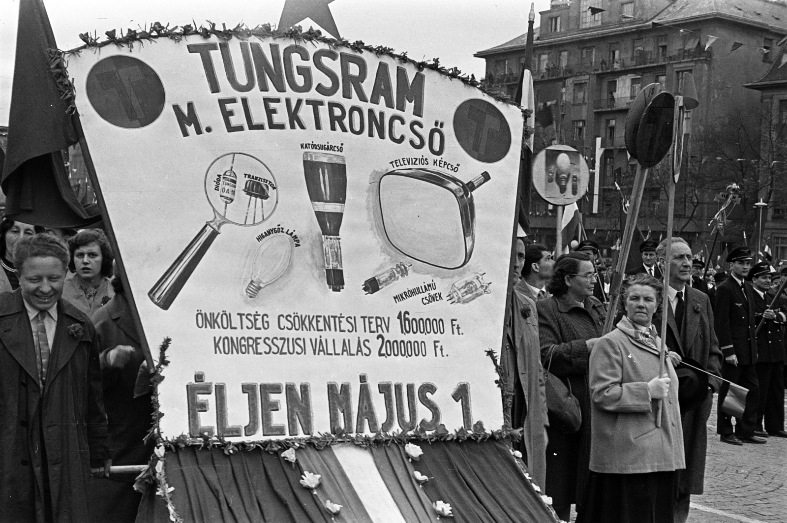 Hungary, Budapest XIV.,Budapest VII., Ötvenhatosok tere (Felvonulási tér), május 1-i felvonulás. Háttérben a Dózsa György út épületei., 1959, Szolnoki Béla, 1st of May parade, Budapest, Best of, Tungsram-brand, Fortepan #211845