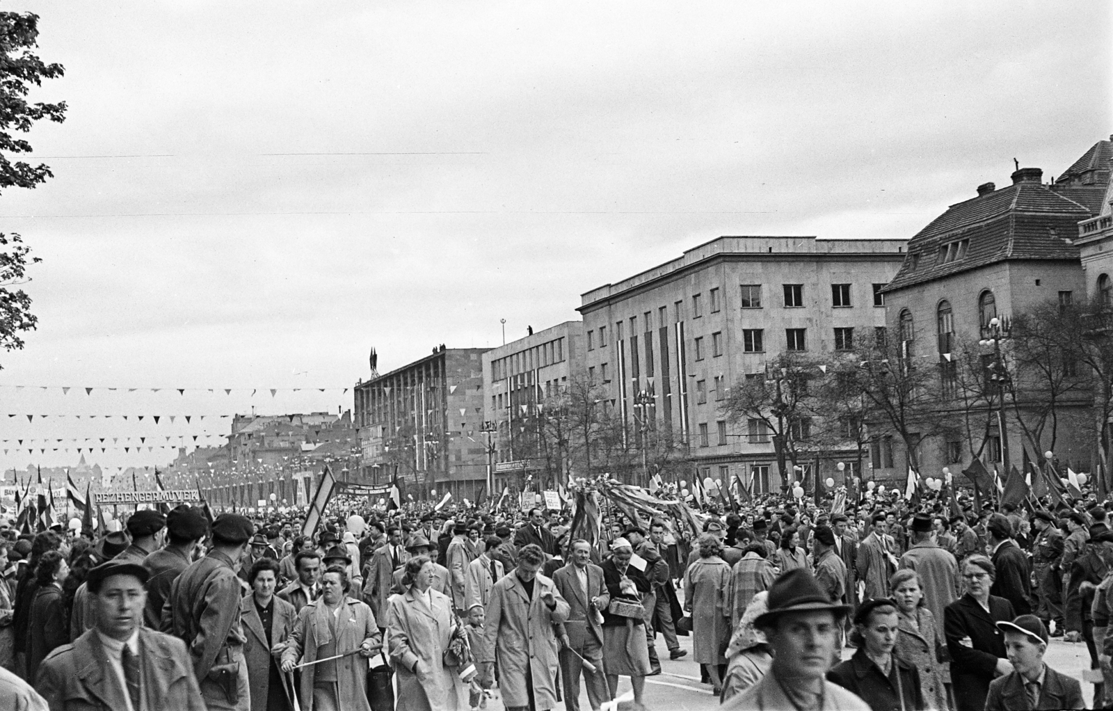 Hungary, Budapest XIV.,Budapest VI., Ötvenhatosok tere (Felvonulási tér), május 1-i felvonulás. Háttérben a Dózsa György úton a MÉMOSZ (Magyarországi Építőipari Munkások Országos Szövetsége) székháza, és a SZOT székház., 1959, Szolnoki Béla, 1st of May parade, Budapest, Fortepan #211847