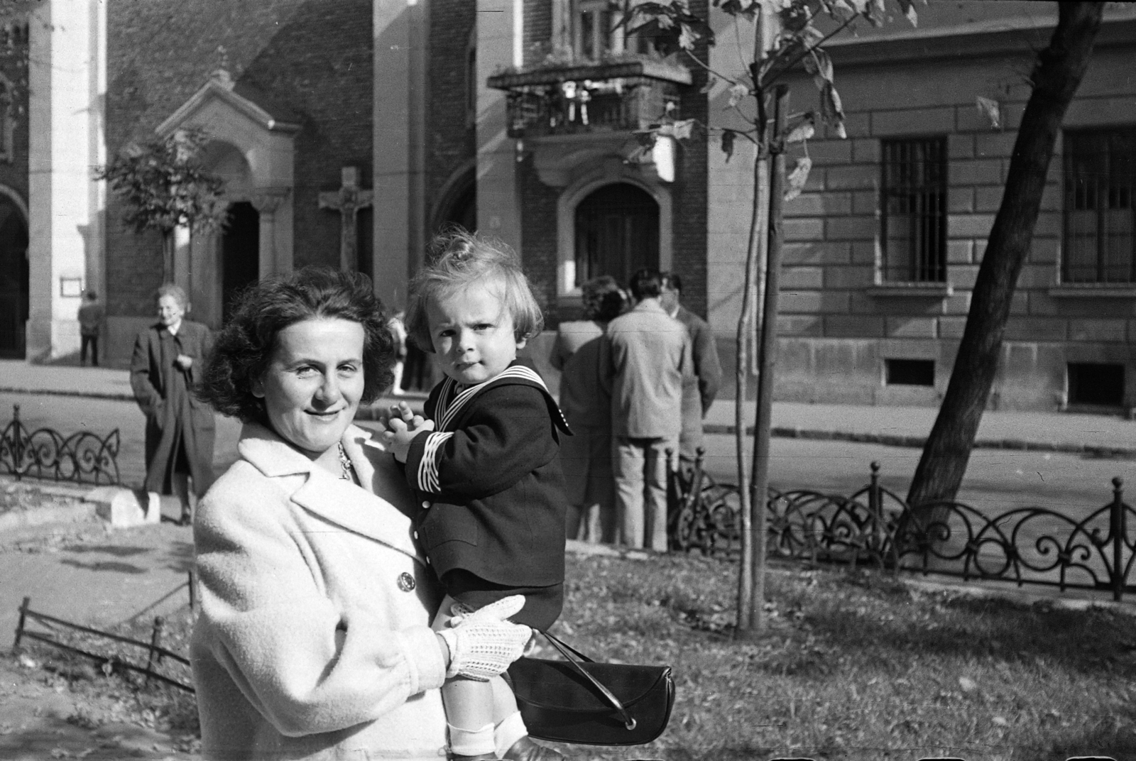 Magyarország, Budapest VII., Rózsák tere, háttérben a görögkatolikus templom., 1959, Szolnoki Béla, Budapest, kislány, kézben tartani, Fortepan #211855