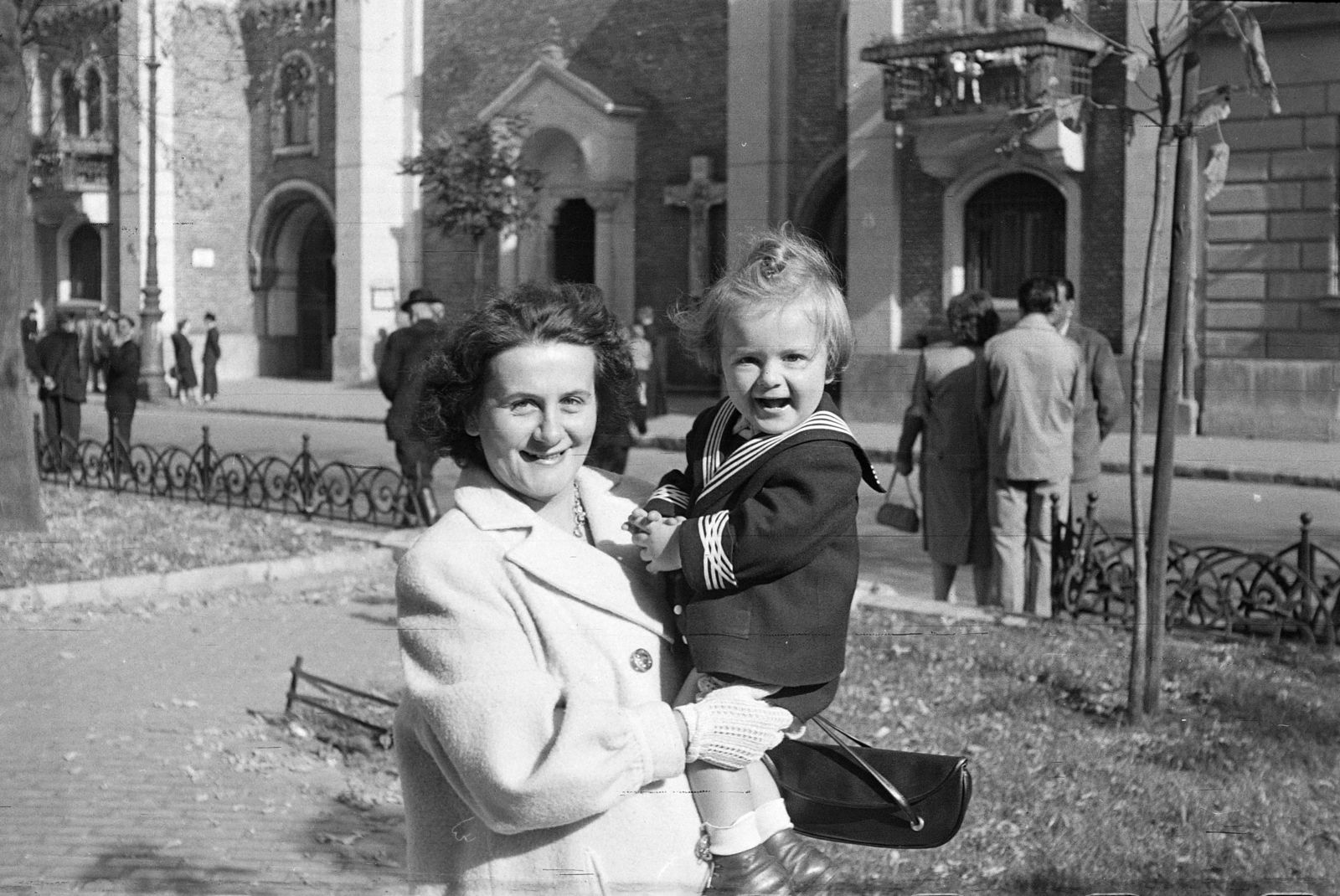 Hungary, Budapest VII., Rózsák tere, háttérben a görögkatolikus templom., 1959, Szolnoki Béla, Budapest, girl, hold in arms, sailor blouse, Fortepan #211856