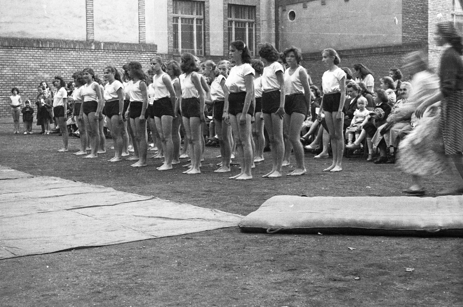 1959, Szolnoki Béla, lányok, sportbemutató, tornaszőnyeg, sport mez, Fortepan #211861