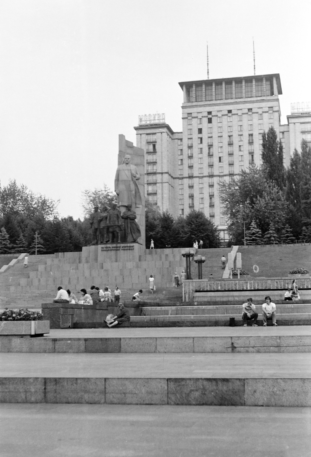 Ukraine, Kyiv, Függetlenség tere (Majdan Nezalezsnosztyi, ekkor Kalinyin tér), háttérben a Moszkva (később Ukrajna) szálló., 1972, Szolnoki Béla, Soviet Union, Fortepan #211878