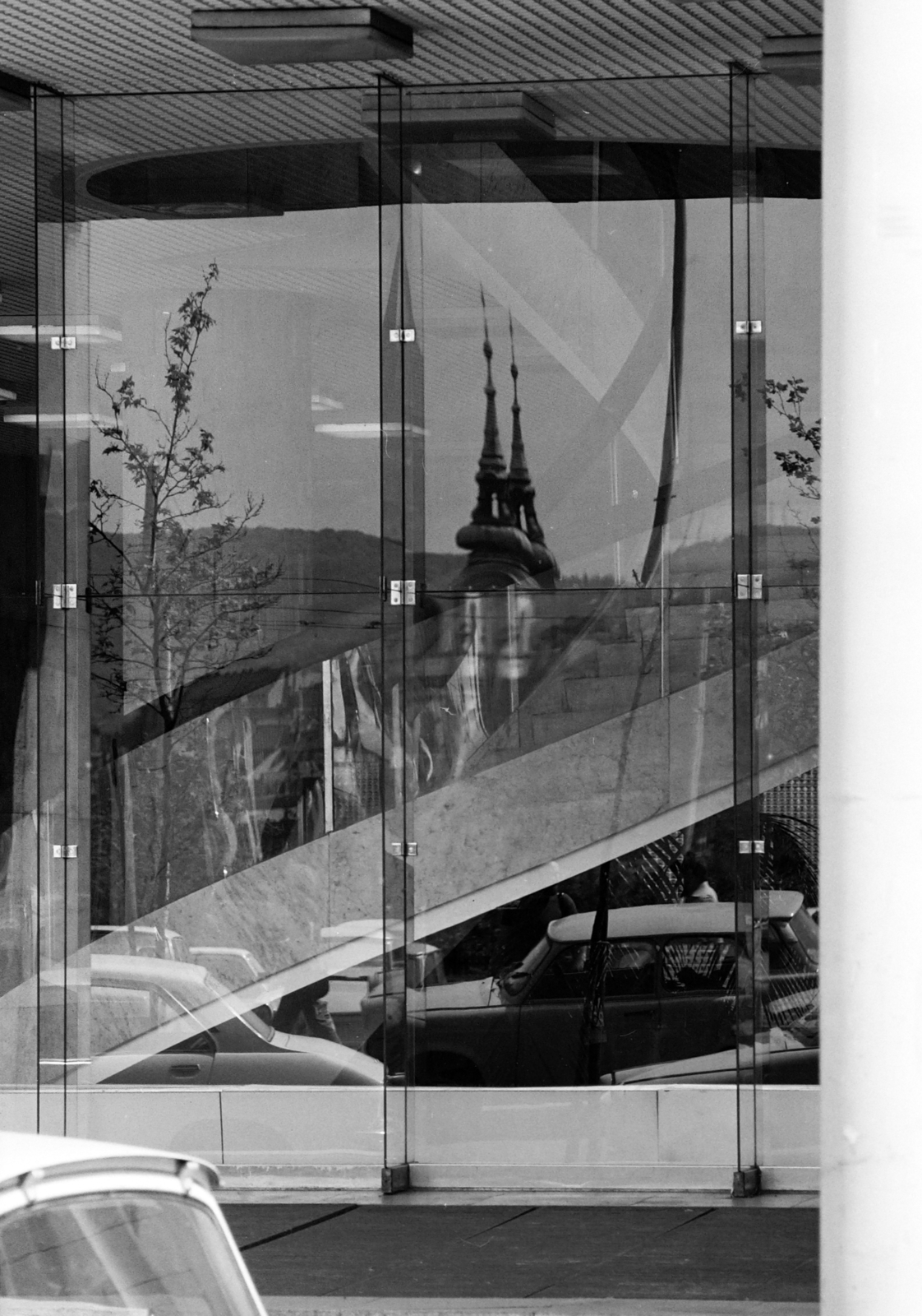 Hungary, Budapest V., Kossuth Lajos tér, a MTESZ-székház üvegén a Batthyány téri Szent Anna-templom tükröződik., 1984, Szolnoki Béla, Budapest, Fortepan #211886