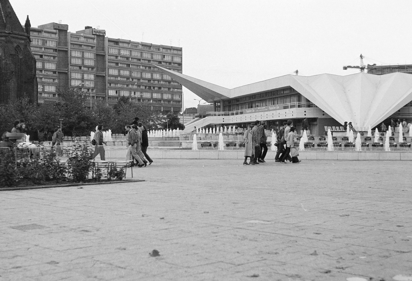 Németország, Berlin, Kelet-Berlin, Park am Fernsehturm, balra a Szűz Mária-templom, mögötte a Karl Liebknecht Strassen álló épület látható. Jobbra az Alexanderplatzon álló TV torony előtti épület áll., 1980, Szolnoki Béla, NDK, Kelet-Berlin, Fortepan #211887