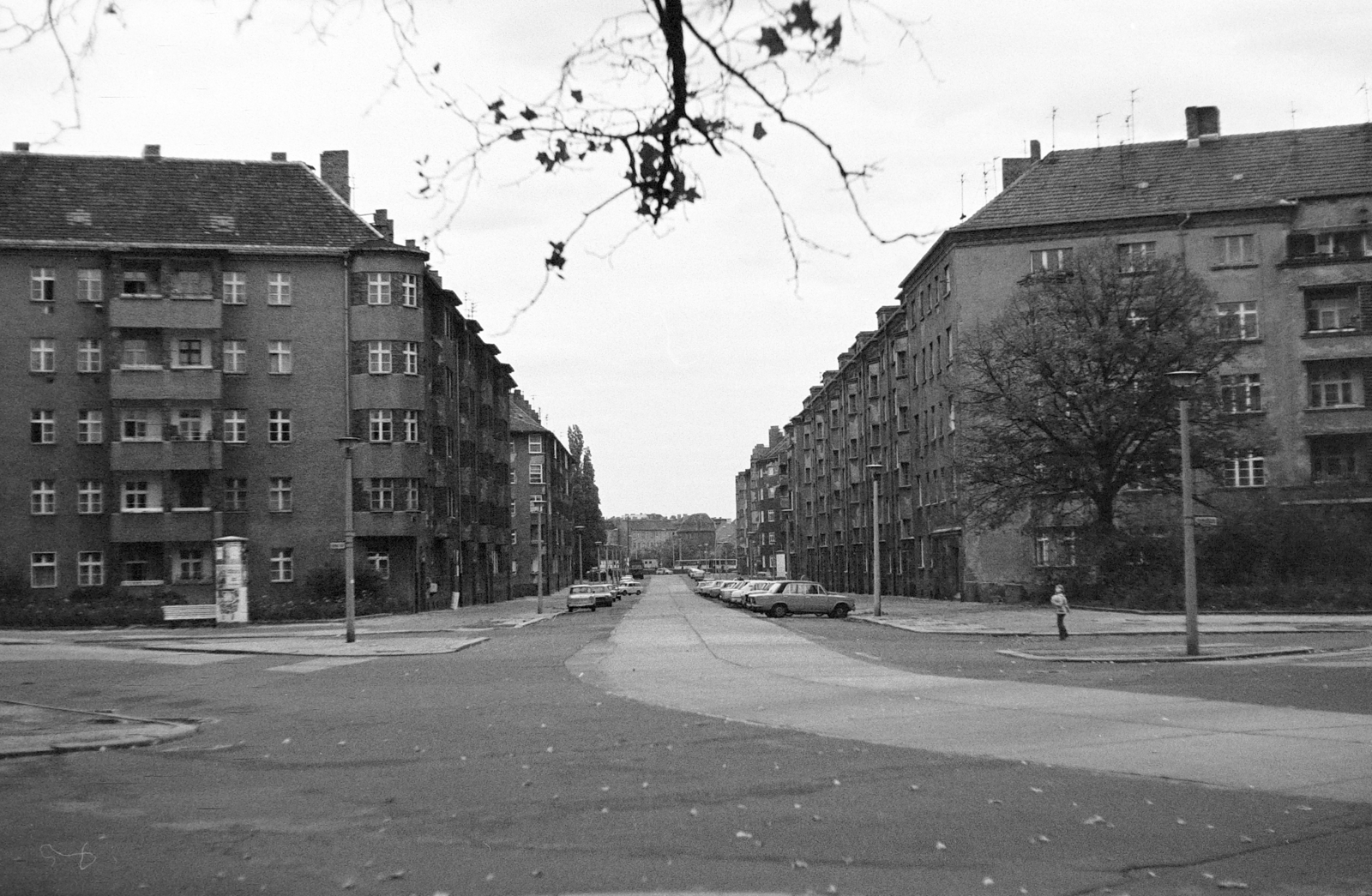 Magyarország, Berlin, Kelet-Berlin, a Krügerstrasse a Gunvanger - Erich-Weinert-Strasse kereszteződése felől fényképezve., 1980, Szolnoki Béla, NDK, Kelet-Berlin, Fortepan #211889