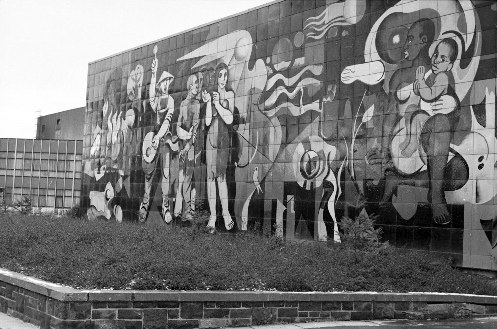 Németország, Suhl, Friedrich-König-Strasse, Willi Neubert festőművész "Nemzetközi szolidaritás" című falfestménye (ipari zománc)., 1980, Szolnoki Béla, NDK, zománctábla, mozaik, Fortepan #211898