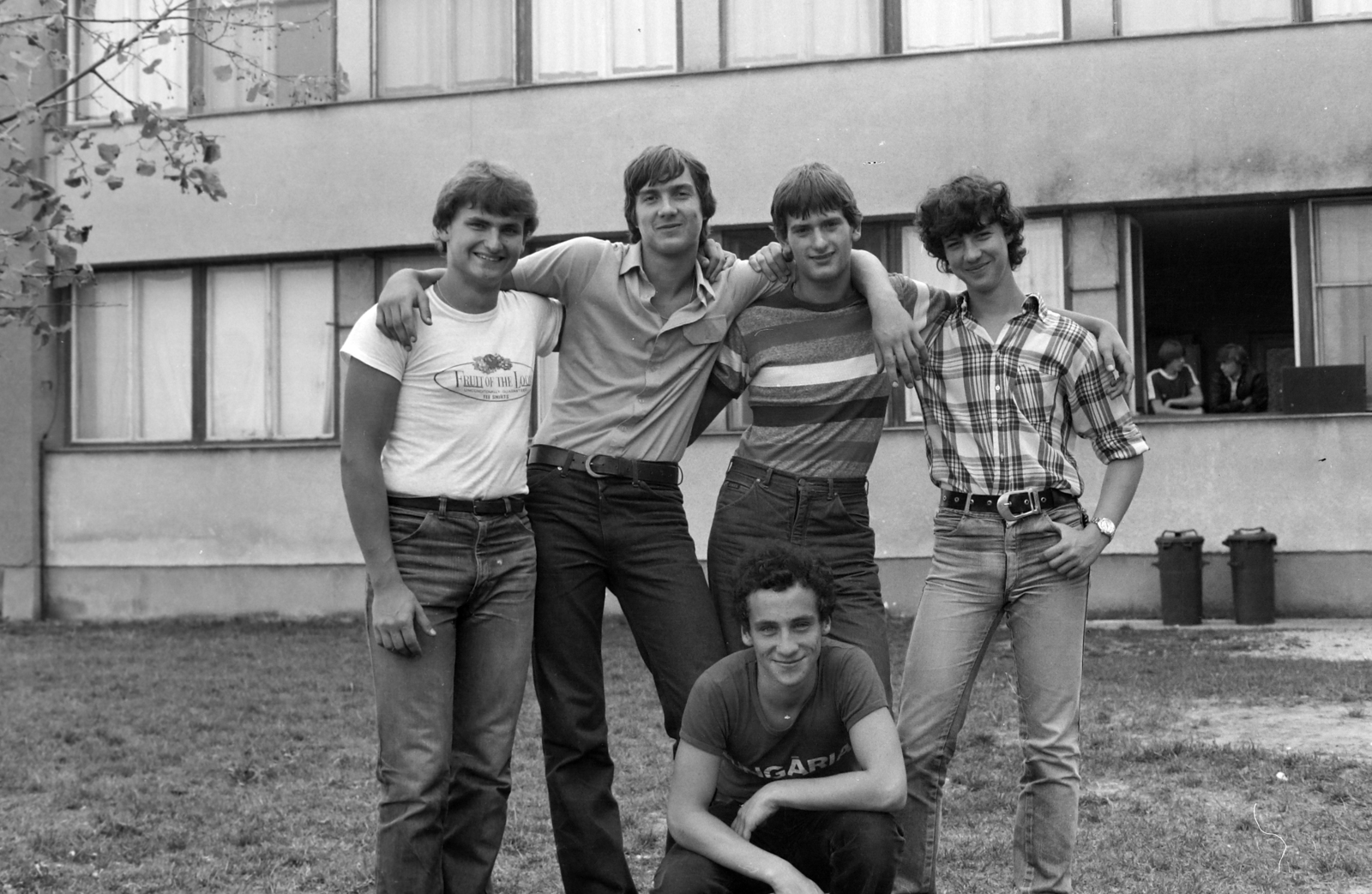 1984, Szolnoki Béla, striped dress, peeking, tableau, dustbin, Fortepan #211900