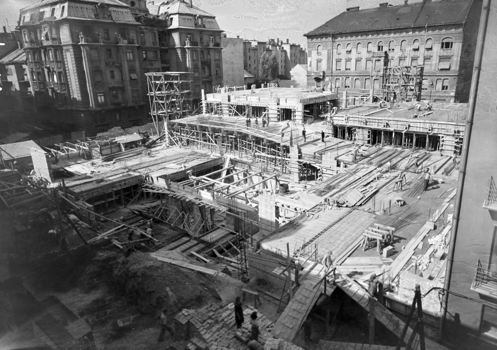 Hungary, Budapest XIII., a Pannónia utca 27–29. szám alatti BM garázs építése a Felka utca és a Balzac utca között. Balra a Gergely Gyöző - Balzac utca közötti háztömb., 1951, UVATERV, Budapest, scaffolding, construction, plank, garage, Fortepan #211935
