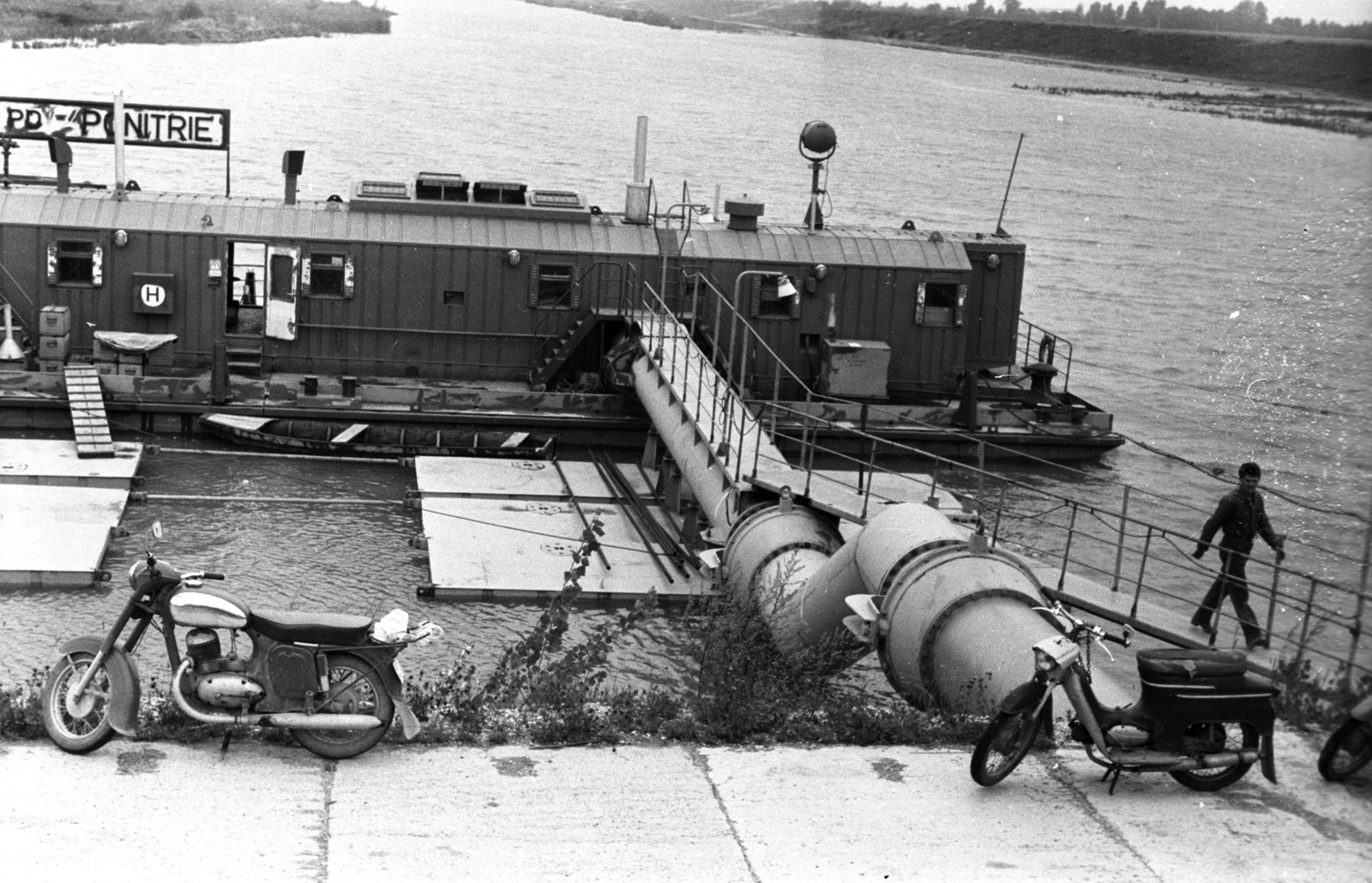 Slovakia, a felvétel a vízlépcső építésekor készült., 1984, Wittner Lucia, motorcycle, Fortepan #211953