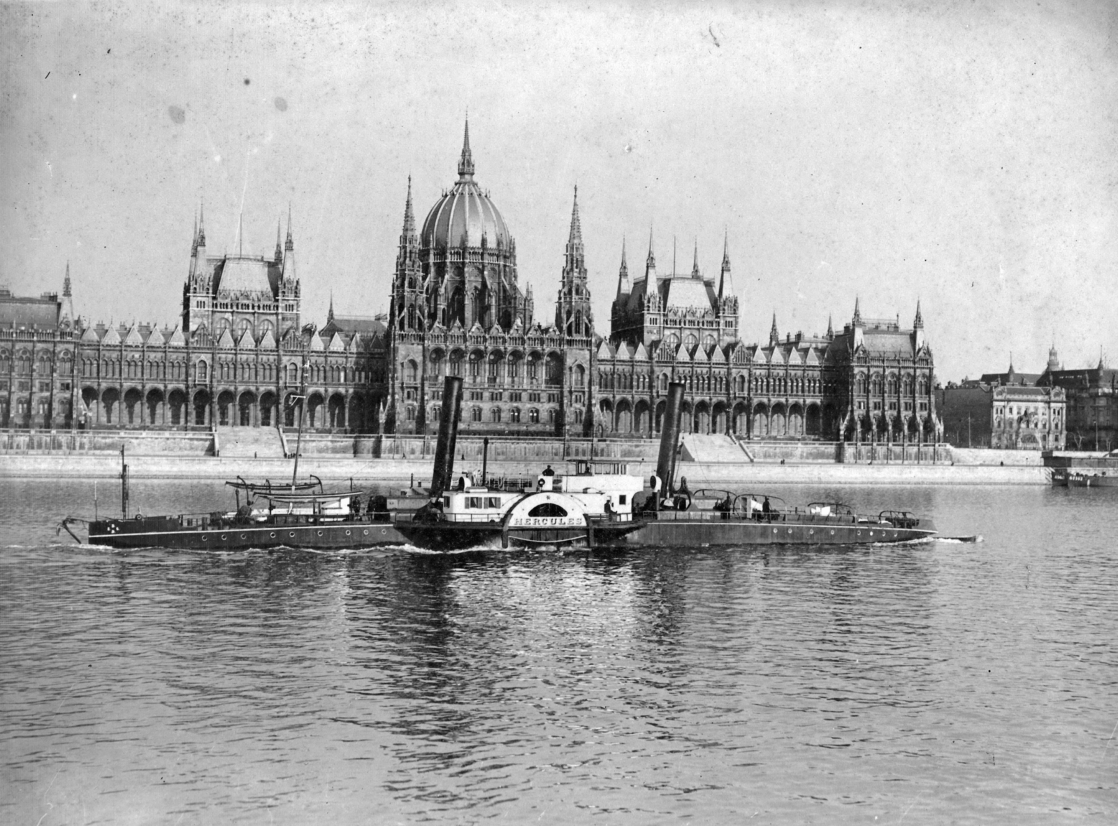 Magyarország, Budapest V., a Hercules (később Herkules) gőzhajó a Dunán, háttérben a Parlament., 1911, Zádori Ferenc, gőzhajó, országház, Duna, Budapest, DDSG Herkules-hajó, Fortepan #211960