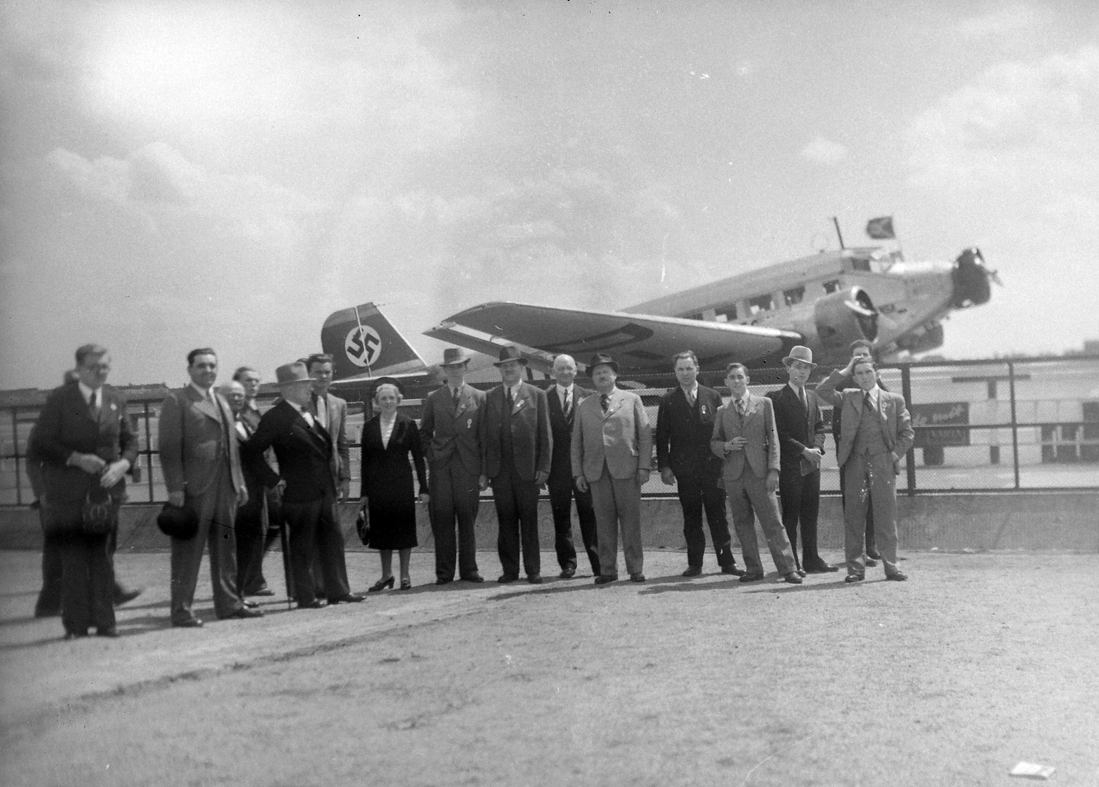 Németország, Berlin, Tempelhof repülőtér., 1938, Fortepan/Album002, közlekedés, német gyártmány, csoportkép, repülőgép, horogkereszt, Lufthansa légitársaság, Junkers-márka, repülőtér, Junkers Ju 52, Fortepan #21197