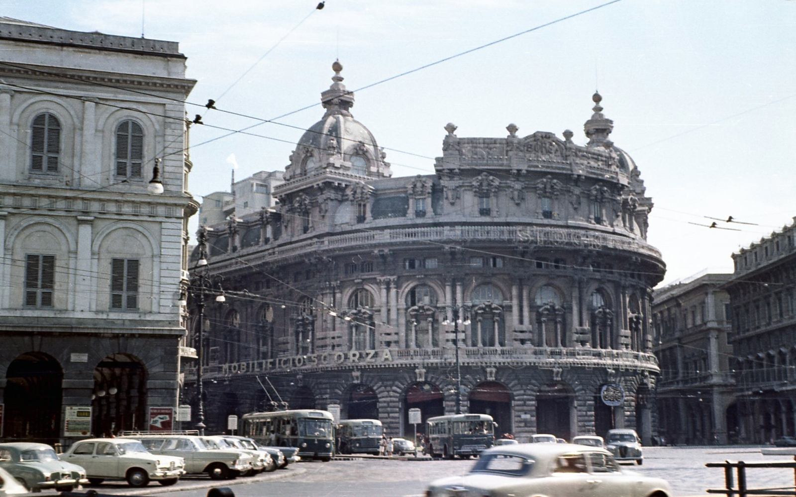 Italy, Genoa, Piazza de Ferrari, Tözsdepalota., 1960, Zákány Miklós, colorful, trolley bus, Fortepan #211981