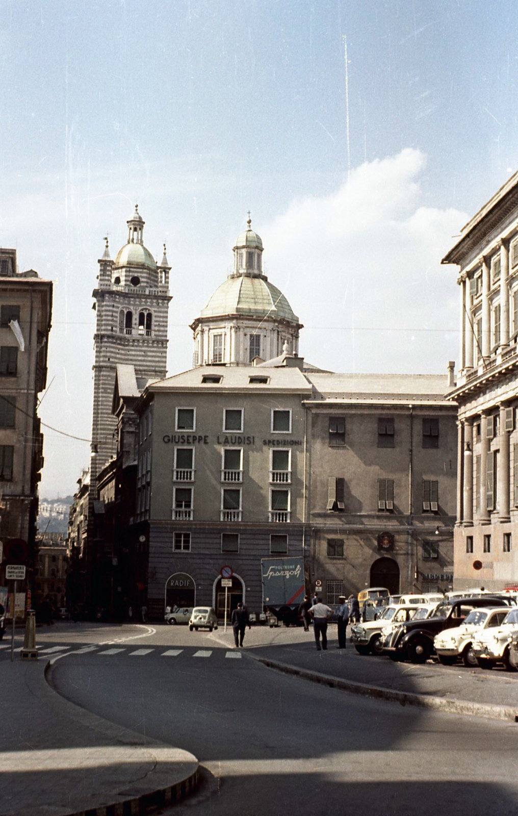 Italy, Genoa, Piazza Giacomo Matteotti, a háttérben a San Lorenzo-katedrális., 1960, Zákány Miklós, colorful, Fortepan #211982