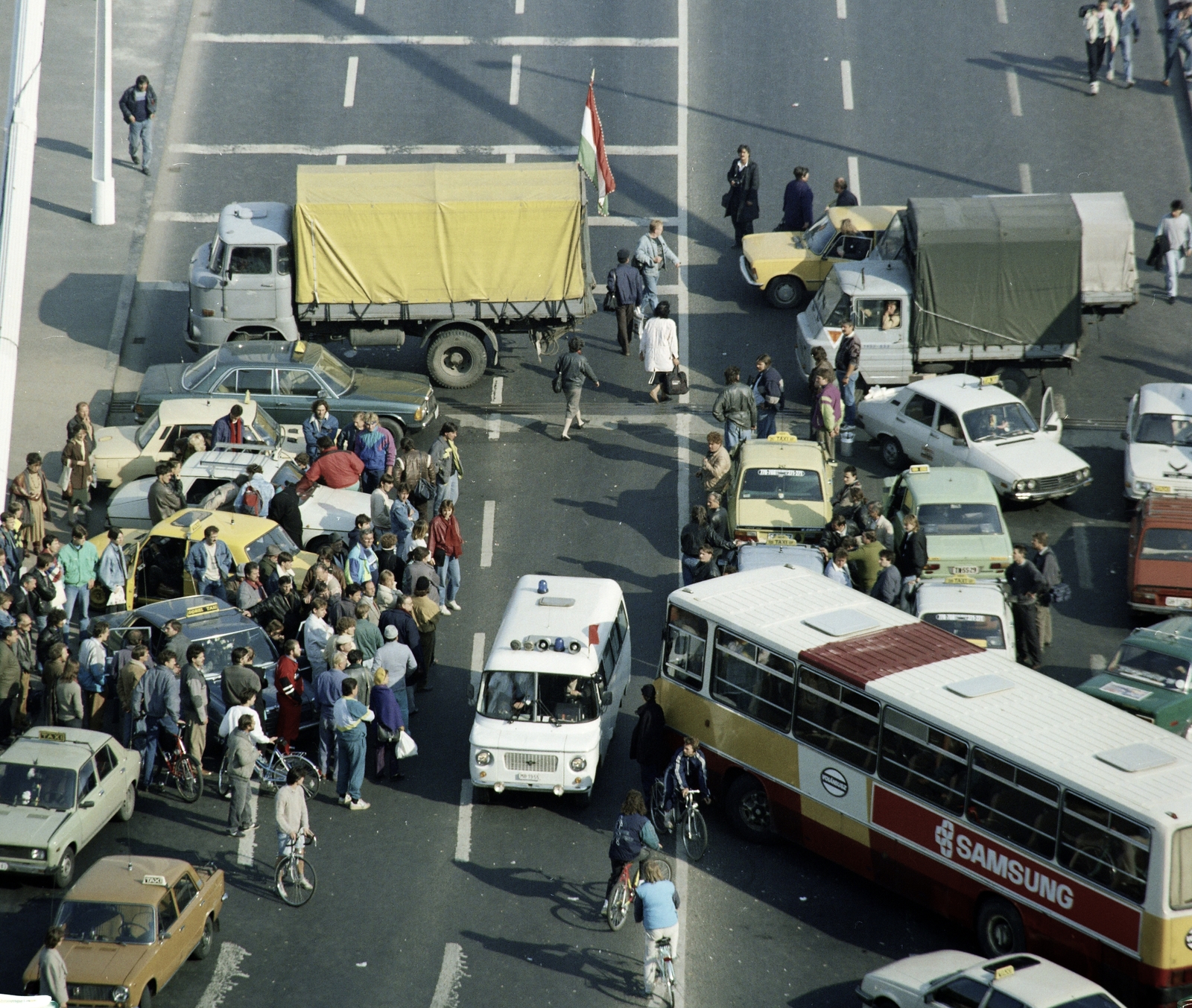 Hungary, Budapest I., Erzsébet híd budai hídfője a Gellérthegyről nézve. A felvétel a taxisblokád idején, 1990. október 26-án készült., 1990, Záray Péter, strike, Budapest, Ikarus-brand, IFA-brand, ambulance, Zuk-brand, Fortepan #211989