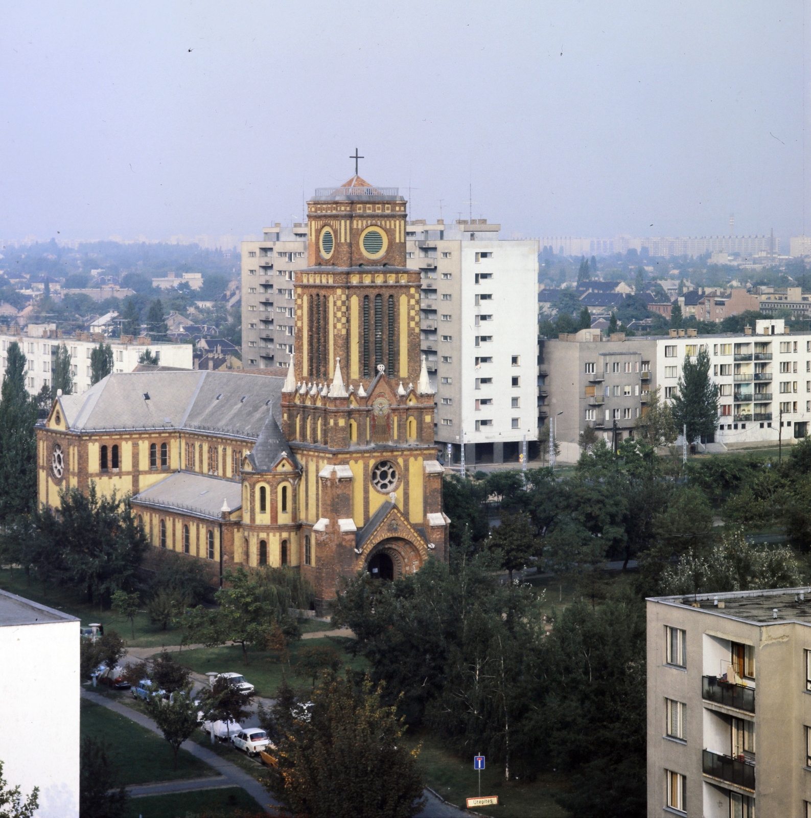 Magyarország, Budapest XIV., kilátás a Horváth Boldizsár (Kelen József) utca 10-16 számú ház tetejéről a Kassai tér és a Nagy Lajos király útja felé, szemben a Szentlélek-templom., 1987, Záray Péter, színes, Budapest, Fortepan #212002