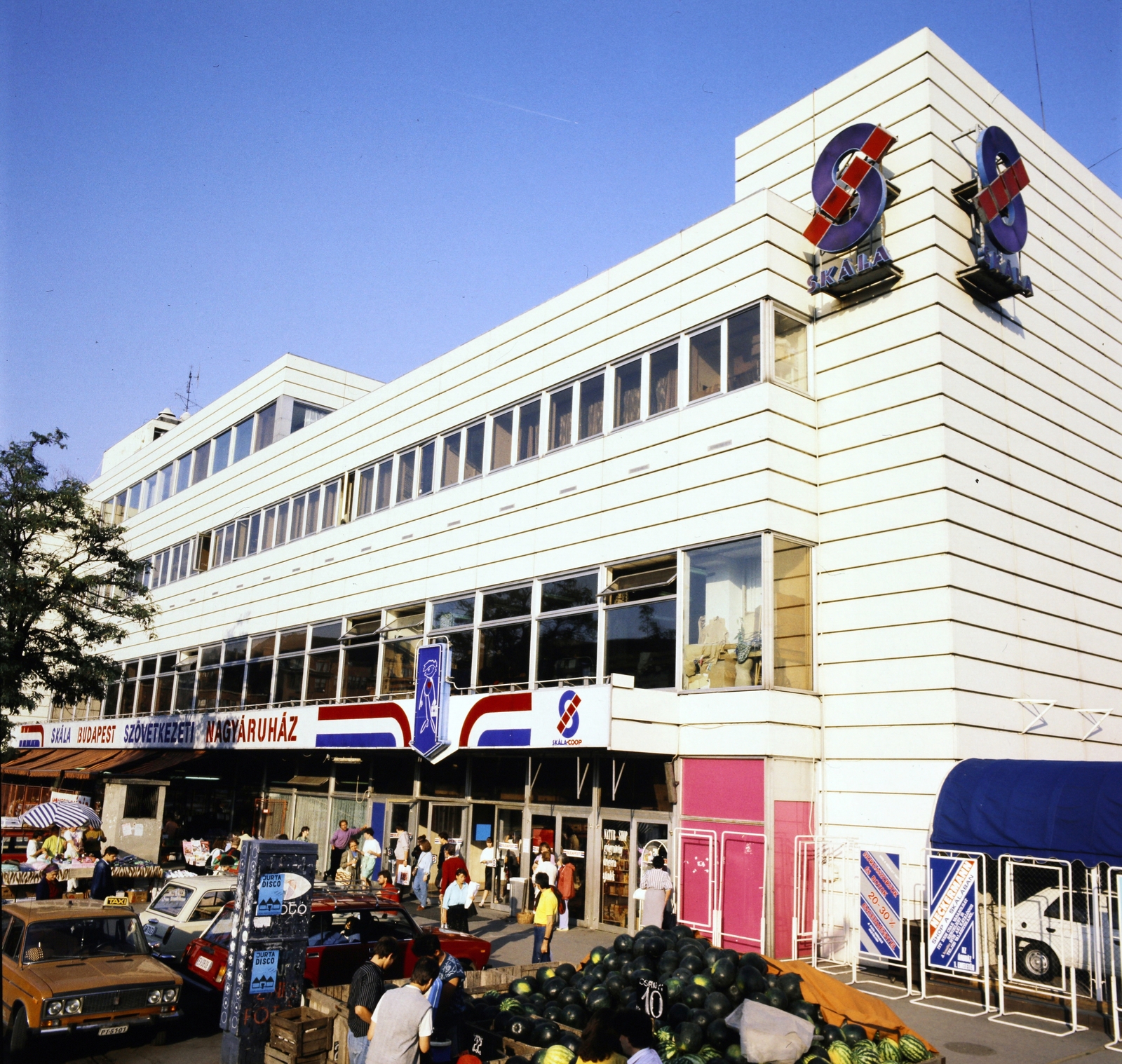 Hungary, Budapest XI., Október huszonharmadika (Schönherz Zoltán) utca - Kőrösy József utca sarok, Skála Budapest Szövetkezeti Nagyáruház., 1986, Záray Péter, Budapest, Fortepan #212014