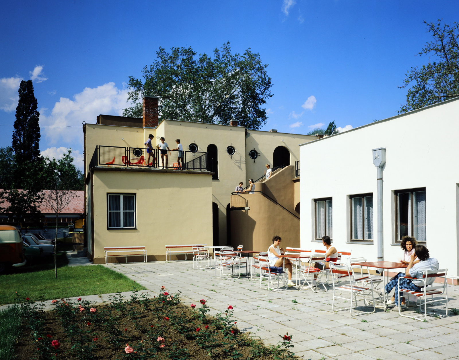 Hungary, Siófok, Köztársaság utca 3., a Hungarofruct vállalati üdülője. A szemben lévő villa egykor panzió volt., 1986, Záray Péter, colorful, Fortepan #212023