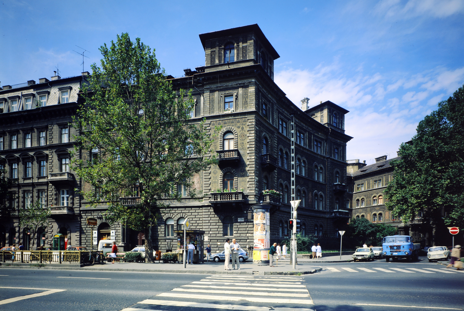 Hungary, Budapest VI., Andrássy út (Népköztársaság útja) 88–90. számú ház a Kodály köröndnél., 1987, Záray Péter, colorful, Budapest, Fortepan #212026