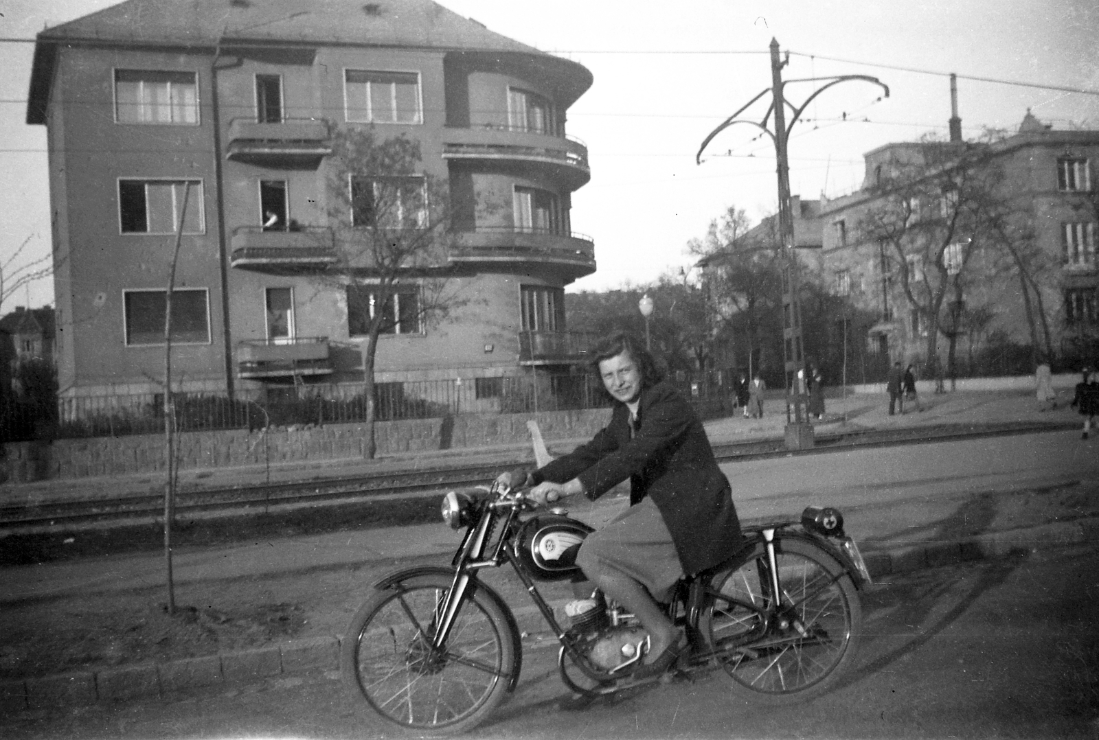 Hungary, Budapest XIV., Erzsébet királyné útja - Hermina út sarok. Csepel 100 motorkerékpár., 1950, Fortepan, motorcycle, Hungarian brand, Csepel-brand, woman, Budapest, Fortepan #21203