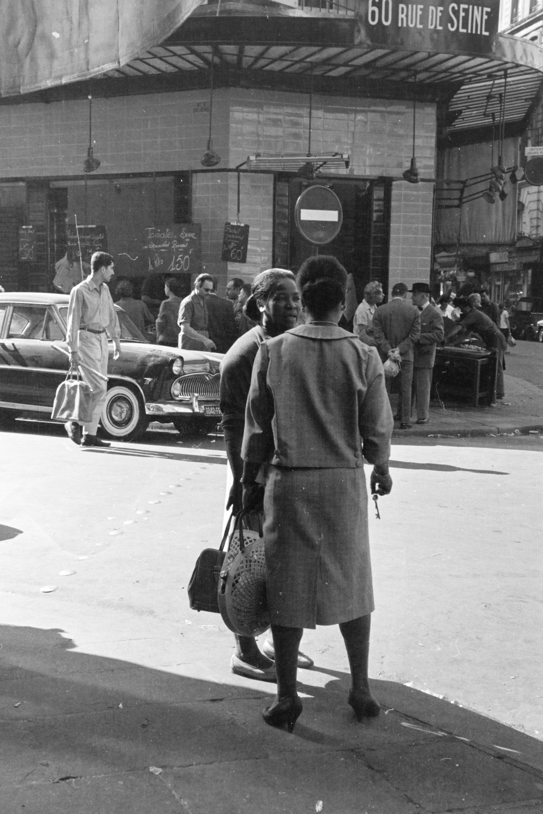 France, Paris, a Rue de Buci a Rue de Seine kereszteződésétől a Boulevard Saint-Germain felé nézve., 1959, Aradi Péter, Szenczi Mária, women, talks, french sign, Fortepan #212048
