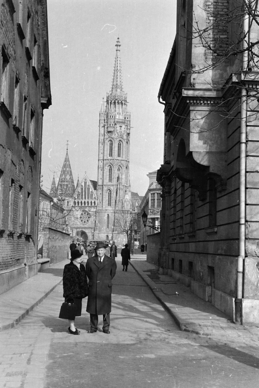 Hungary, Budapest I., a Szentháromság utca és a Mátyás-templom a Tóth Árpád sétány felől nézve., 1960, Aradi Péter, Szenczi Mária, Budapest, man and woman, Fortepan #212062