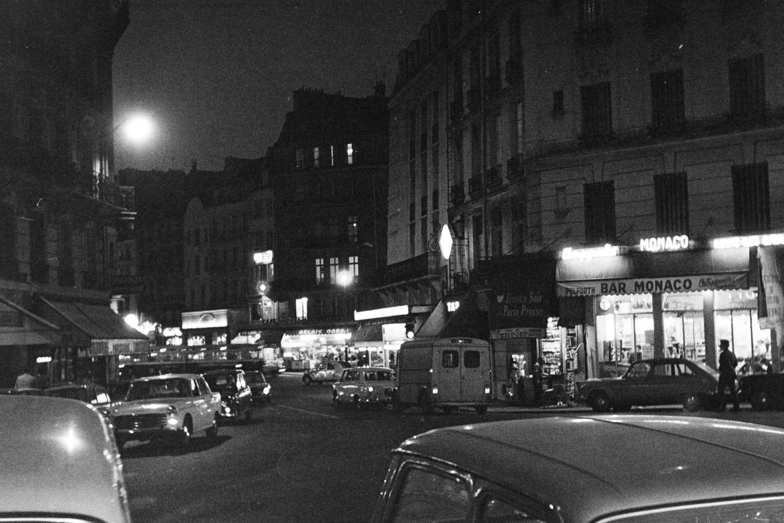 France, Paris, Carrefour de l'Odéon, hátul szemben a Relais Odéon étterem., 1962, Aradi Péter, Szenczi Mária, night, coffee house, automobile, moon, Fortepan #212068