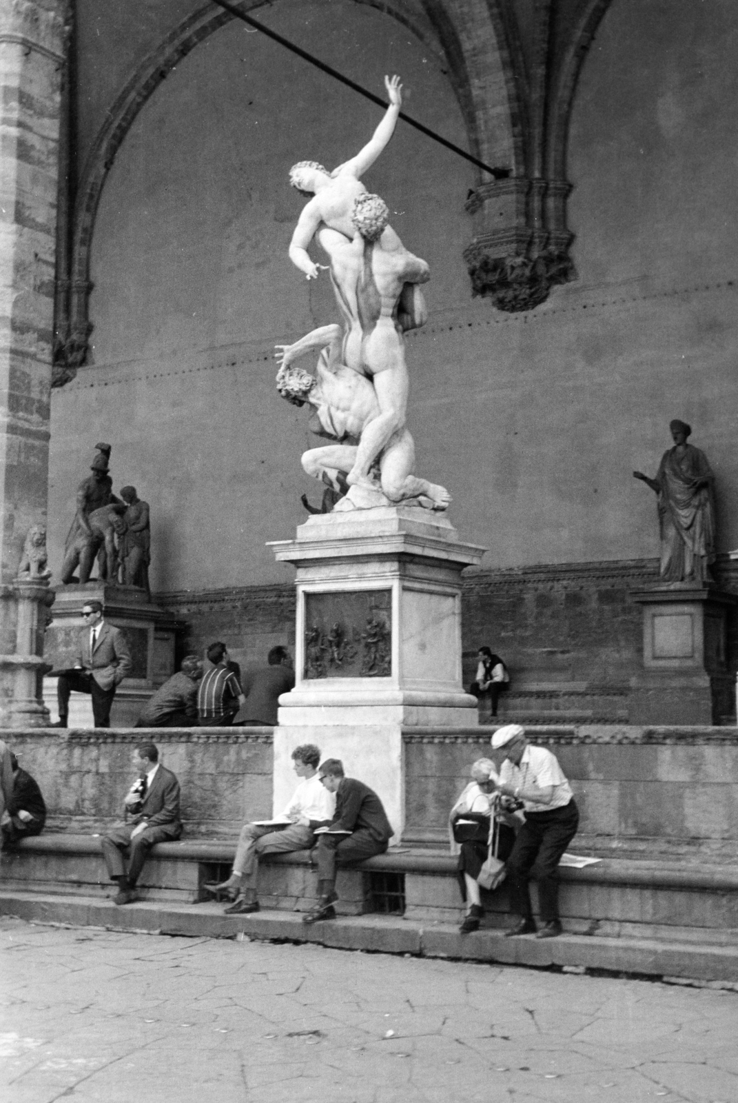 Olaszország, Firenze, Piazza della Signoria, Loggia dei Lanzi. Előtérben Giovanni da Bologna: A szabin nők elrablása., 1965, Aradi Péter, Szenczi Mária, szobor, dombormű, szoborcsoport, Fortepan #212092