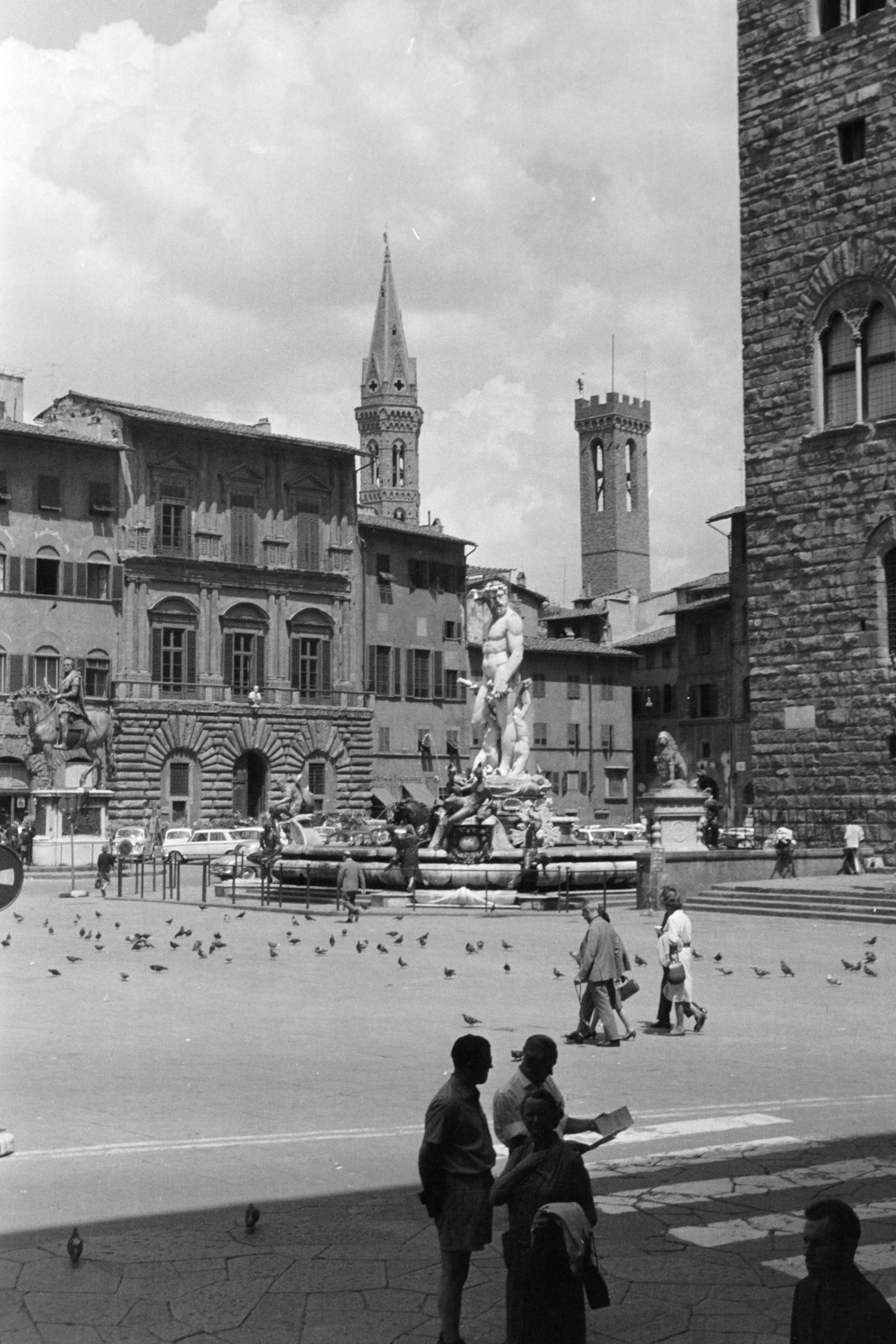 Olaszország, Firenze, Piazza della Signoria, előtérben a Neptun kút, háttérben balra a Badia Fiorentina apátság, jobbra a Bargello-palota (Bargello Nemzeti Múzeum)., 1965, Aradi Péter, Szenczi Mária, szobor, szökőkút, torony, gyalogátkelő, Fortepan #212101