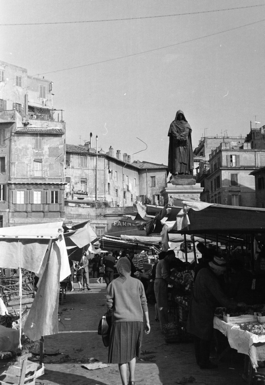 Olaszország, Róma, Piazza Campo de' Fiori, szemben Giordano Bruno szobra., 1965, Aradi Péter, Szenczi Mária, szobor, piac, Fortepan #212130