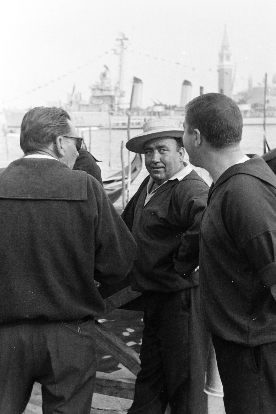 Olaszország, Velence, Riva degli Schiavoni, háttérben a San Giorgio Maggiore sziget és a San Giorgio Maggiore-templom., 1965, Aradi Péter, Szenczi Mária, hadihajó, Artigliere-hajó, szalmakalap, Fortepan #212144