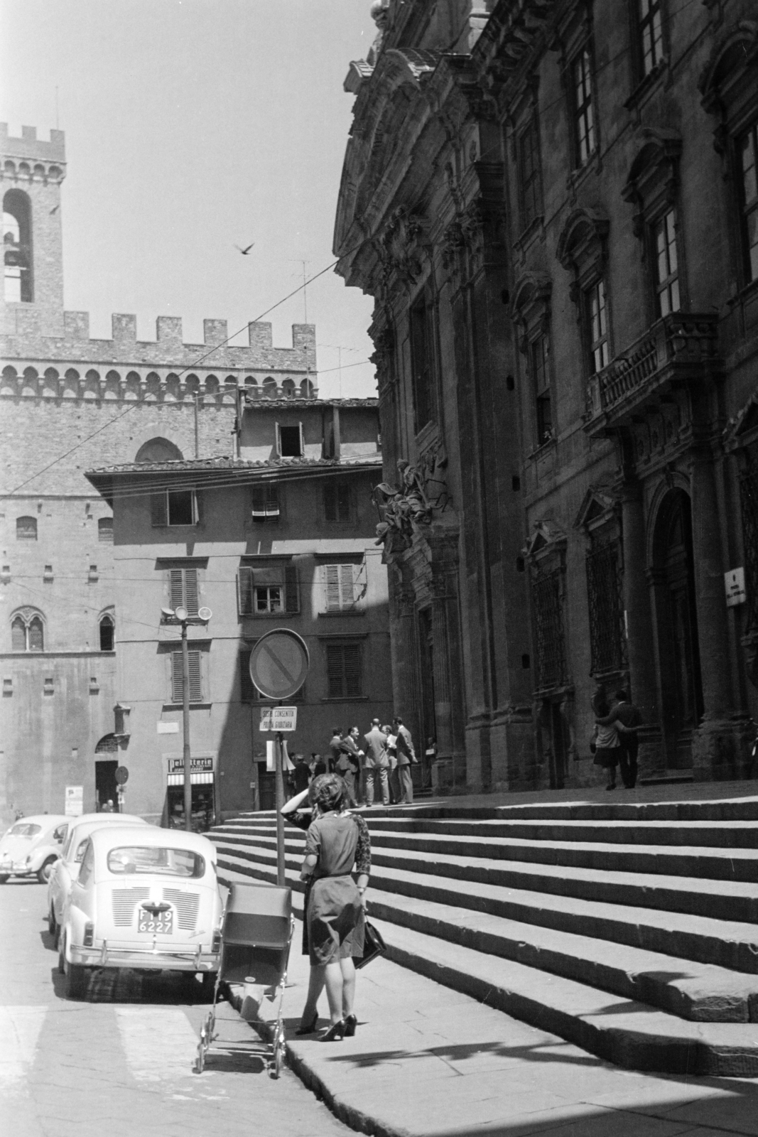 Olaszország, Firenze, Piazza di San Firenze, háttérben balra a Bargello-palota (Bargello Nemzeti Múzeum).
, 1965, Aradi Péter, Szenczi Mária, lépcső, Fiat 500 Topolino, babakocsi, Fortepan #212159