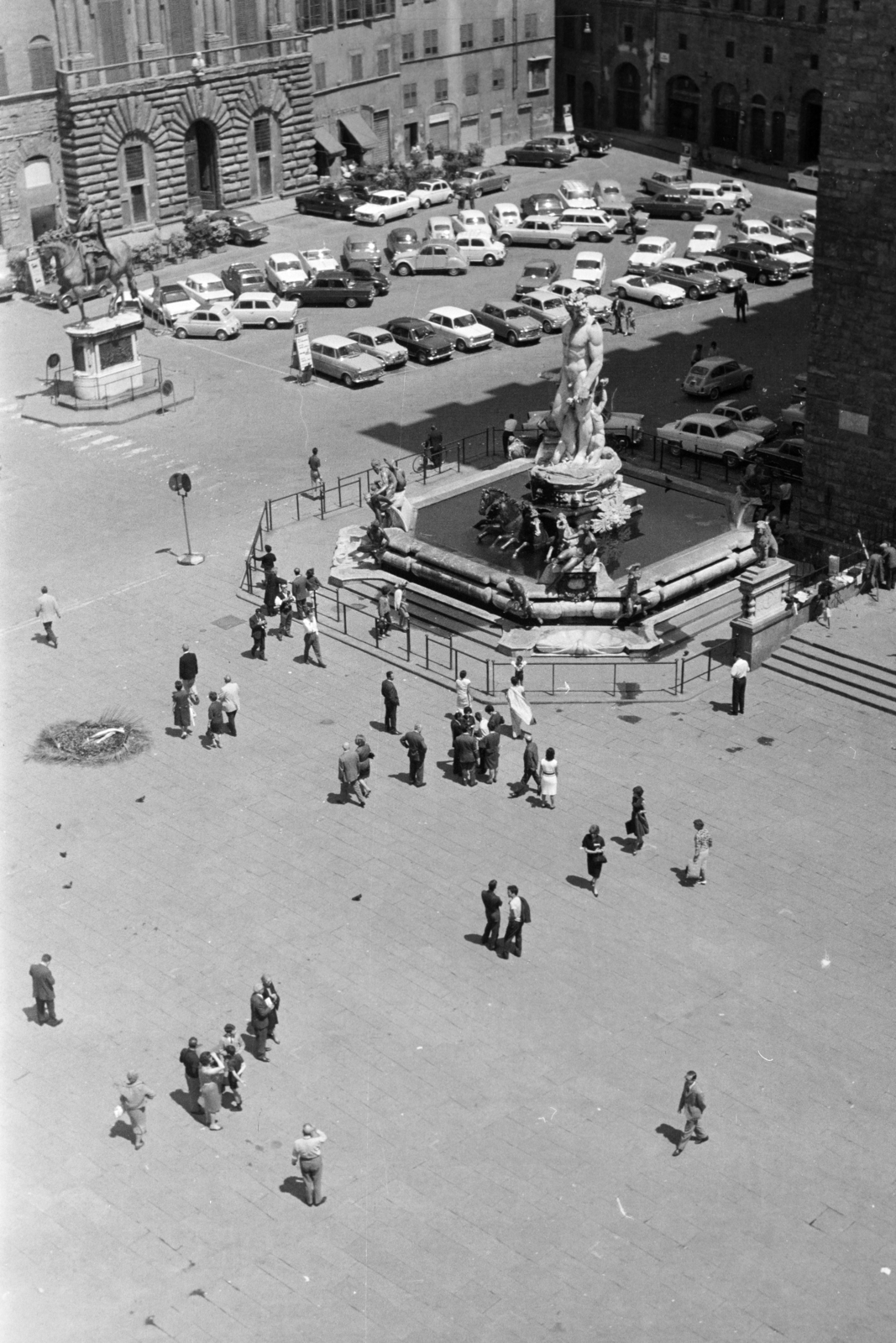 Italy, Florence, Piazza della Signoria, szemben a Neptun kút, balra I. Cosimo de’ Medici lovas szobra. A felvétel a Loggia dei Lanzi-ról készült., 1965, Aradi Péter, Szenczi Mária, fountain, car park, bird's eye view, sculpture, Fortepan #212166