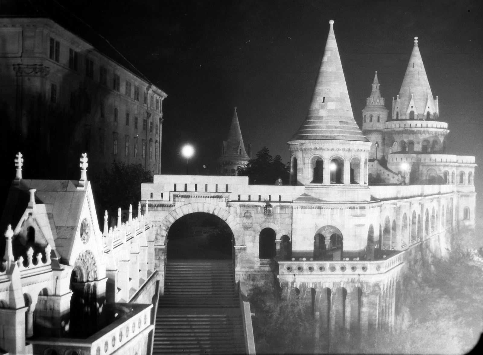 Hungary, Halászbástya, Budapest I., balra a volt jezsuita kollégium épülete., 1930, Fortepan, Frigyes Schulek-design, floodlighting, Budapest, Fortepan #21217