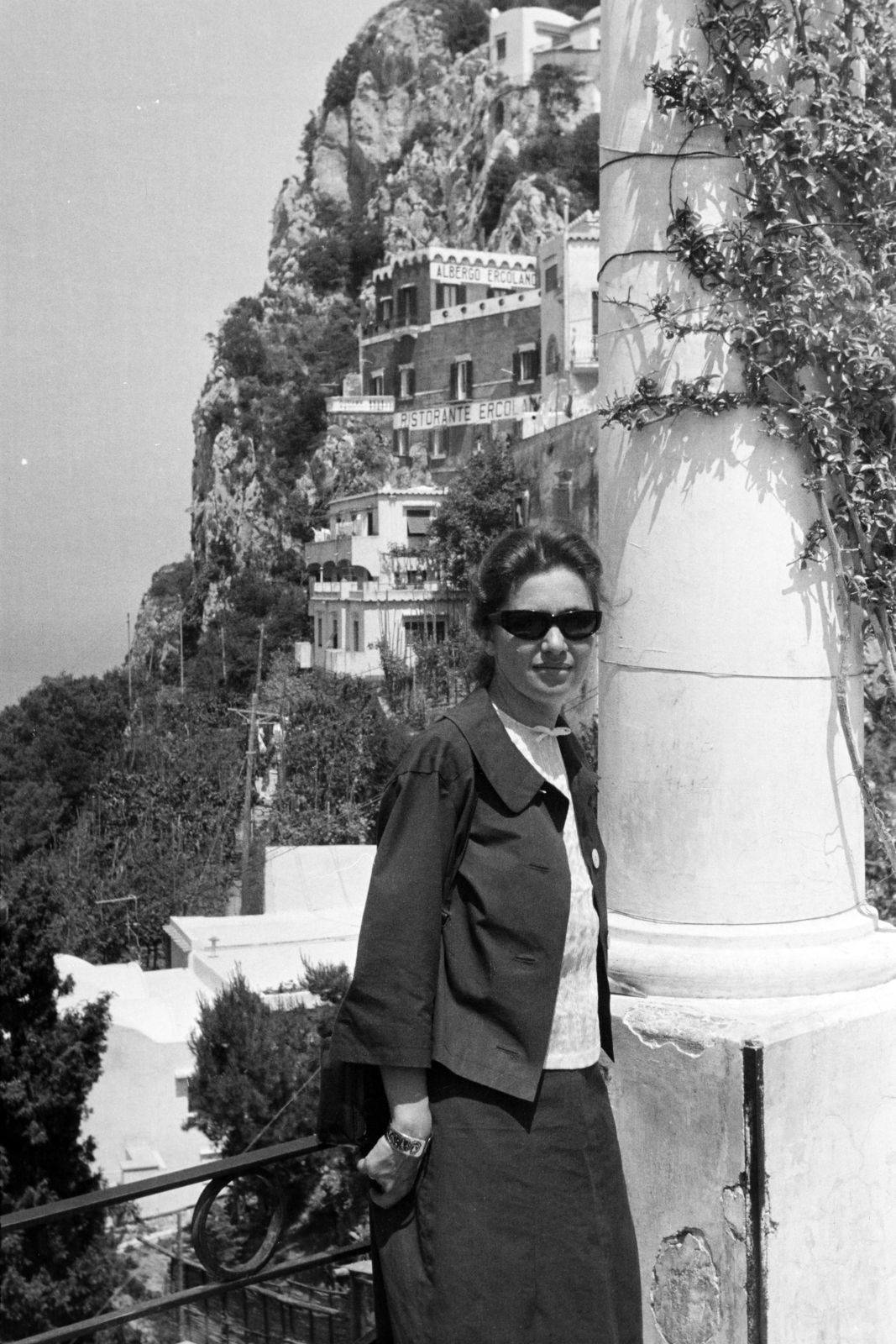 Olaszország, Capri, Piazza Armando Diaz, háttérben az Albergo Ercolano étterem és szálloda., 1965, Aradi Péter, Szenczi Mária, napszemüveg, Fortepan #212182