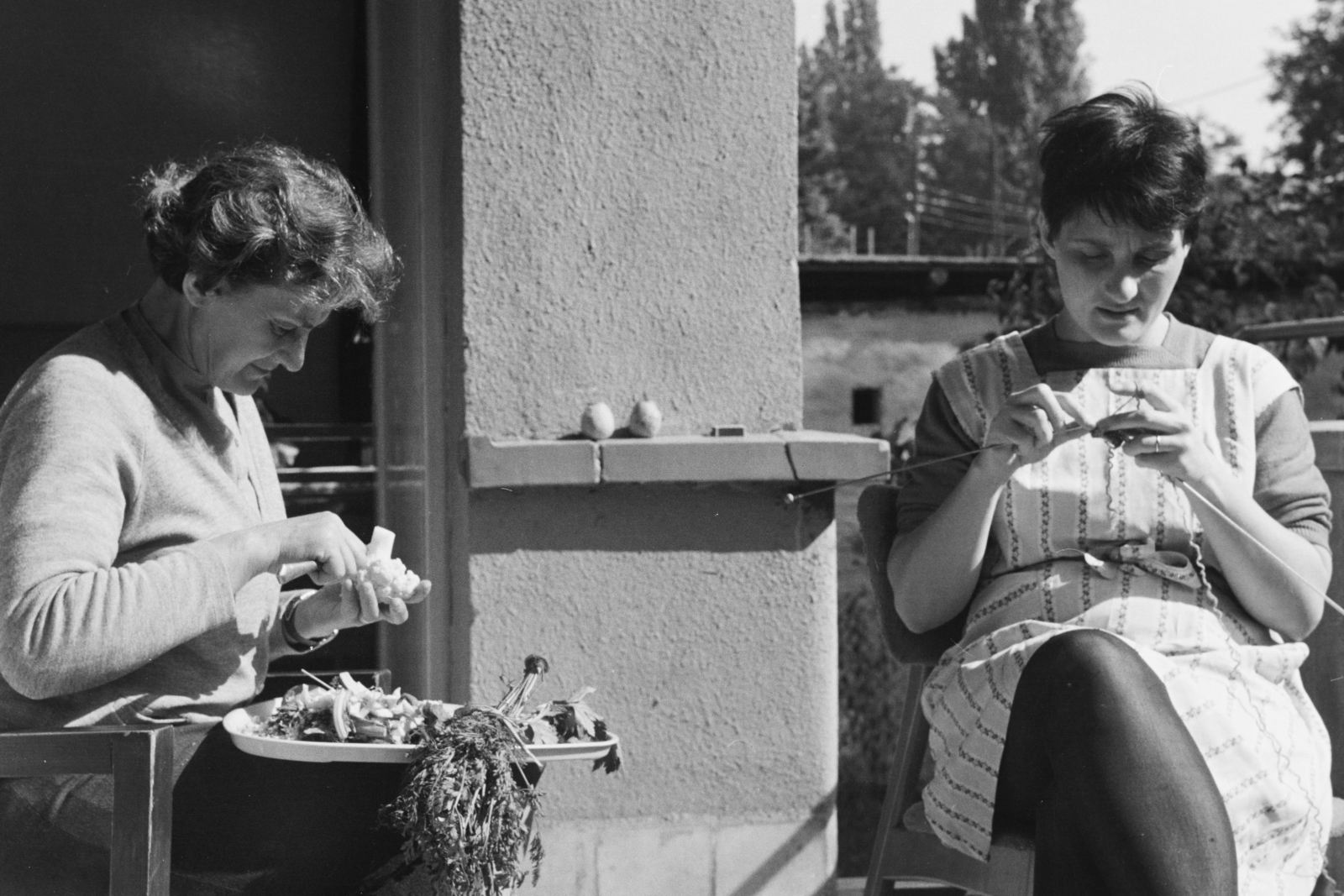 Magyarország, Budapest II., Lotz Károly utca, a felvétel a 6-os számú ház teraszán készült., 1967, Rose család, Budapest, életkép, kézimunka, Fortepan #212230