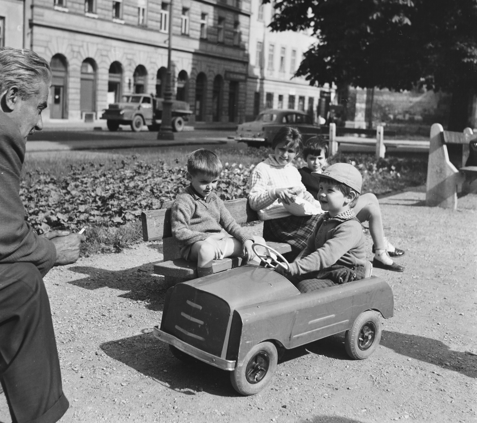 Hungary, Budapest I., Corvin tér, jobbra a budai kapucinus templom., 1965, Rose család, Budapest, commercial vehicle, kids, pedal car, Fortepan #212234