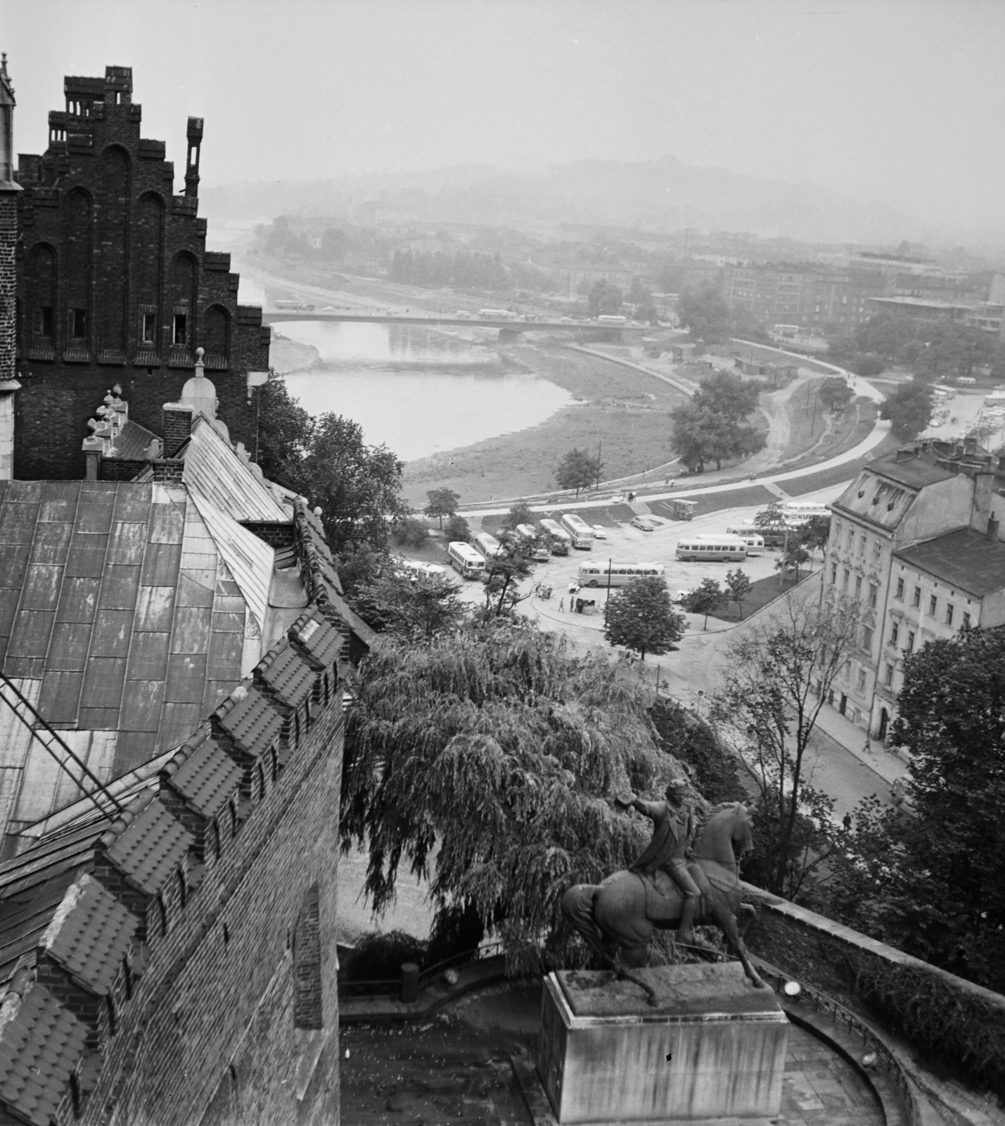 Poland, Kraków, kilátás a Királyi Palotából (Wawel) a Visztula (Wisła) folyó, a Debnicki híd felé, előtérben jobbra Tadeusz Kościuszko lovasszobra., 1965, Rose család, bird's eye view, sculpture, horse sculpture, Fortepan #212240