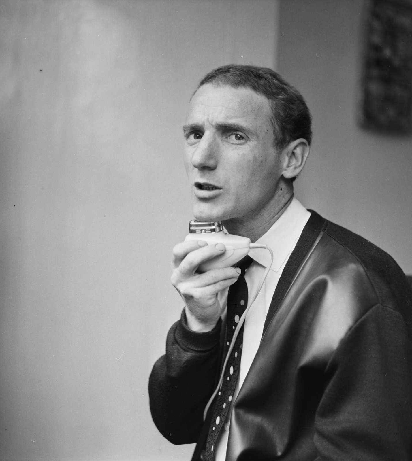 Hungary, Budapest, 1965, Rose család, shaving, electric shaver, leather jacket, Fortepan #212241