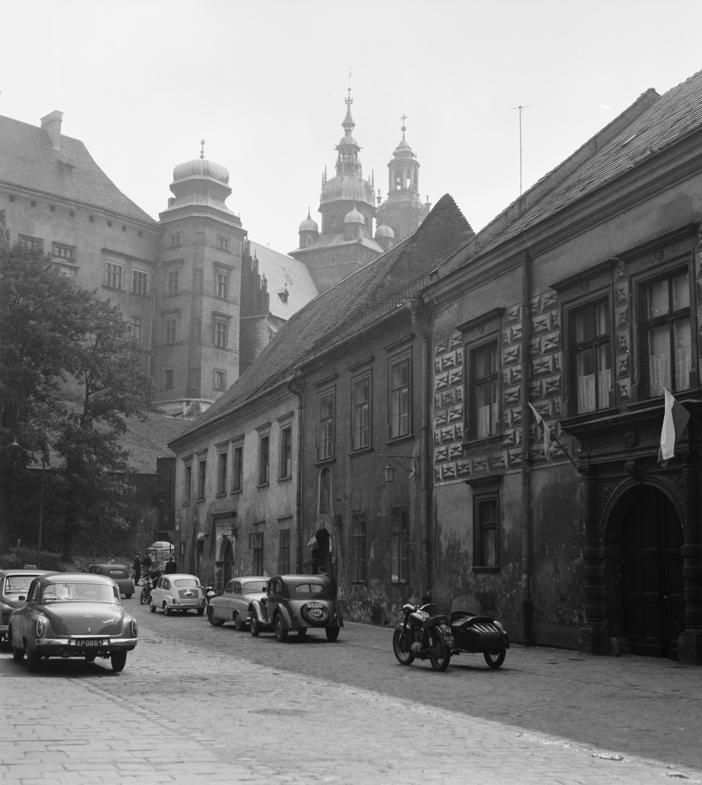 Poland, Kraków, ulica Kanonicza a Királyi Palota (Wawel) felé nézve., 1965, Rose család, street view, motorcycle with sidecar, Fortepan #212244
