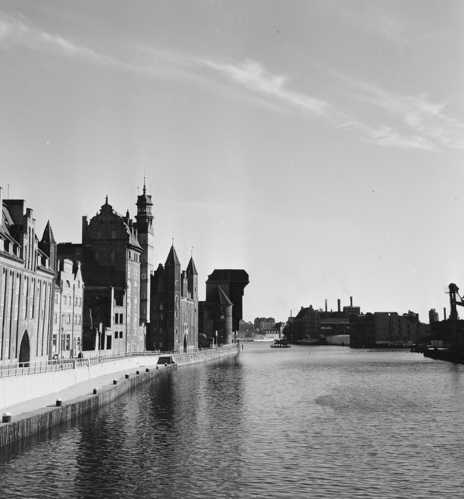 Poland, Gdańsk, balra az ulica Długie Pobrzeże a Mária Kapu (Brama Mariacka) felé nézve., 1965, Rose család, canal, Fortepan #212246