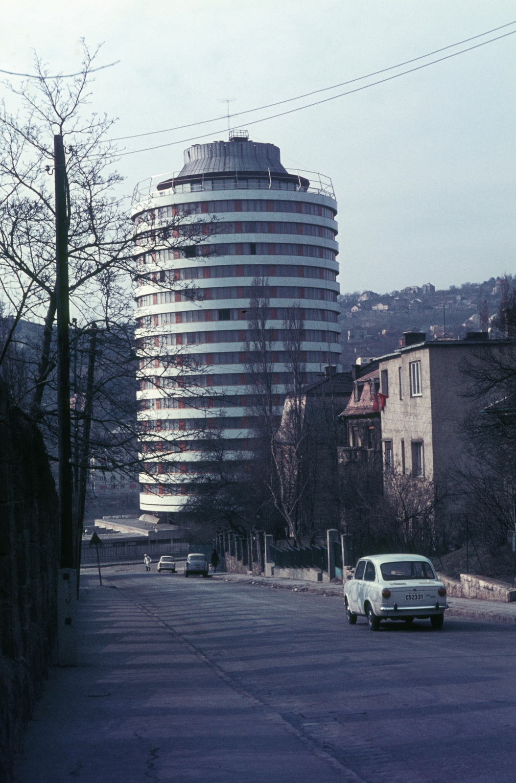 Magyarország, Budapest II., Budapest körszálló a Lorántffy Zsuzsanna útról nézve., 1974, Rose család, Budapest, Fiat 850, Fortepan #212259