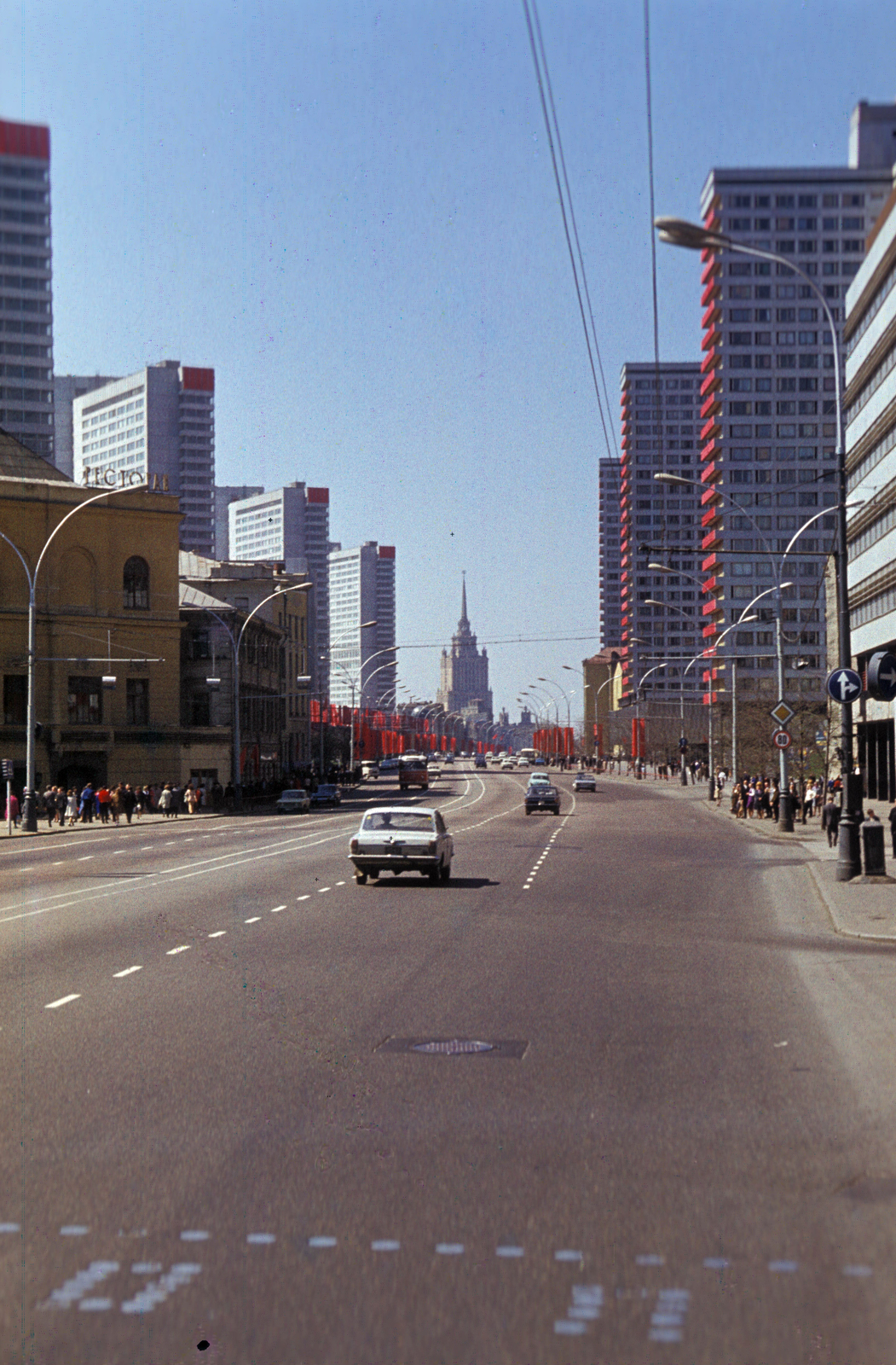 Oroszország, Moszkva, Novij Arbat (ekkor Kalinyin) sugárút a plosagy Arbatszkije Vorota felől, középen a távolban az Ukrajna Szálló., 1973, Rose család, színes, Szovjetunió, Fortepan #212262